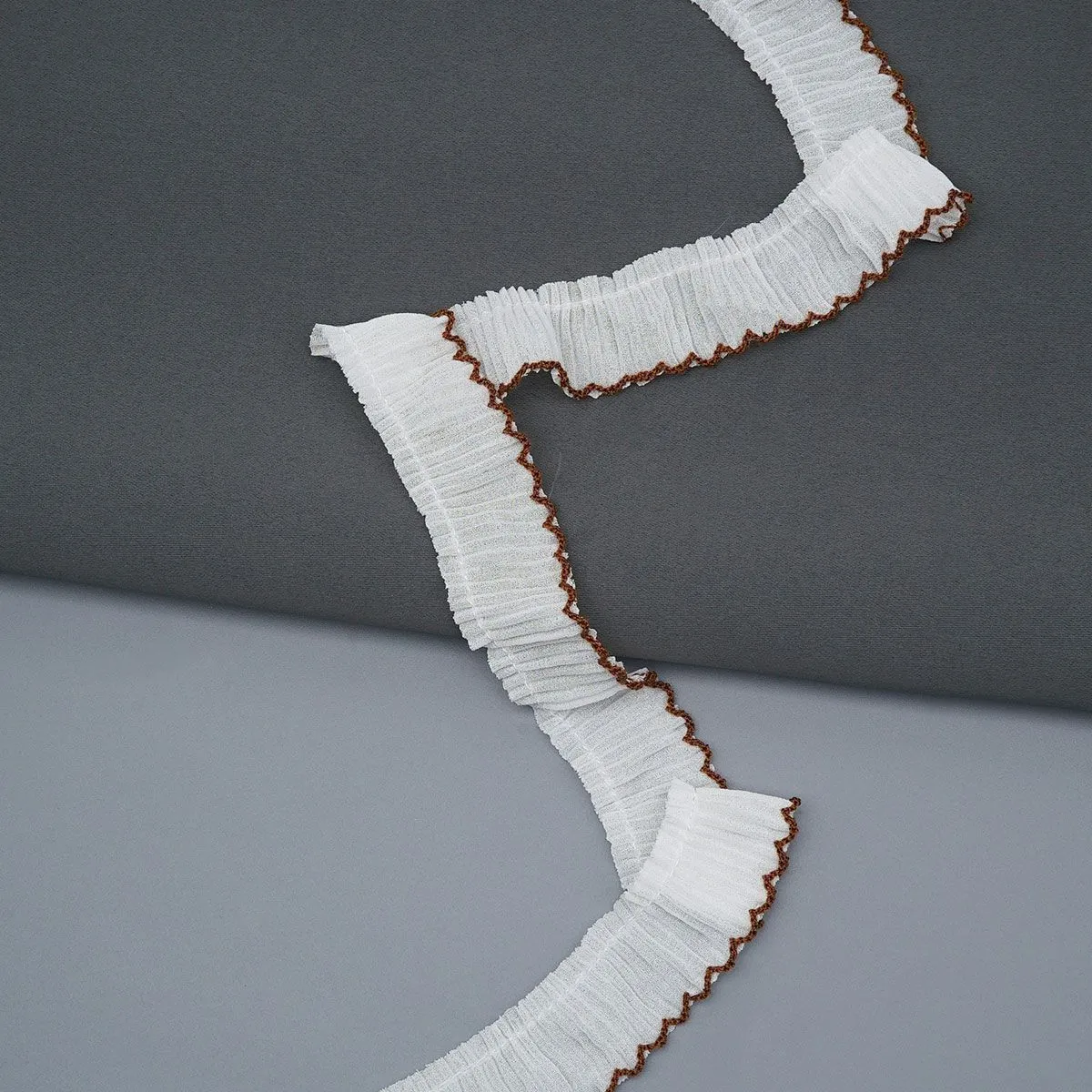 Кружево плиссированное шир.2,5см дл.1м цв.03 белый/коричневый 7748767 для кукол | 1