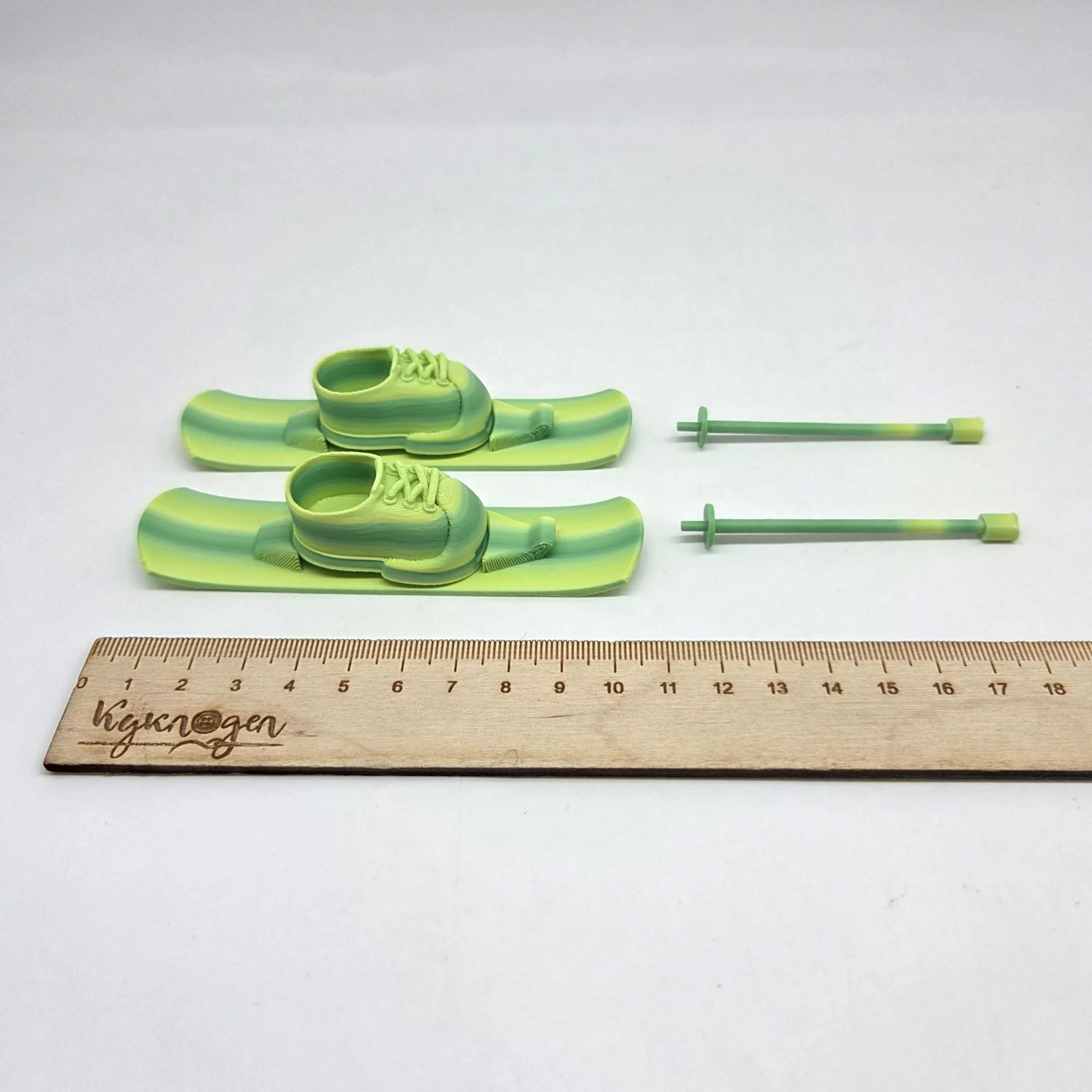 Лыжи с палками и ботинками для кукол (Лабубу 17см) цв.салатовый (03) 282 для кукол | 1