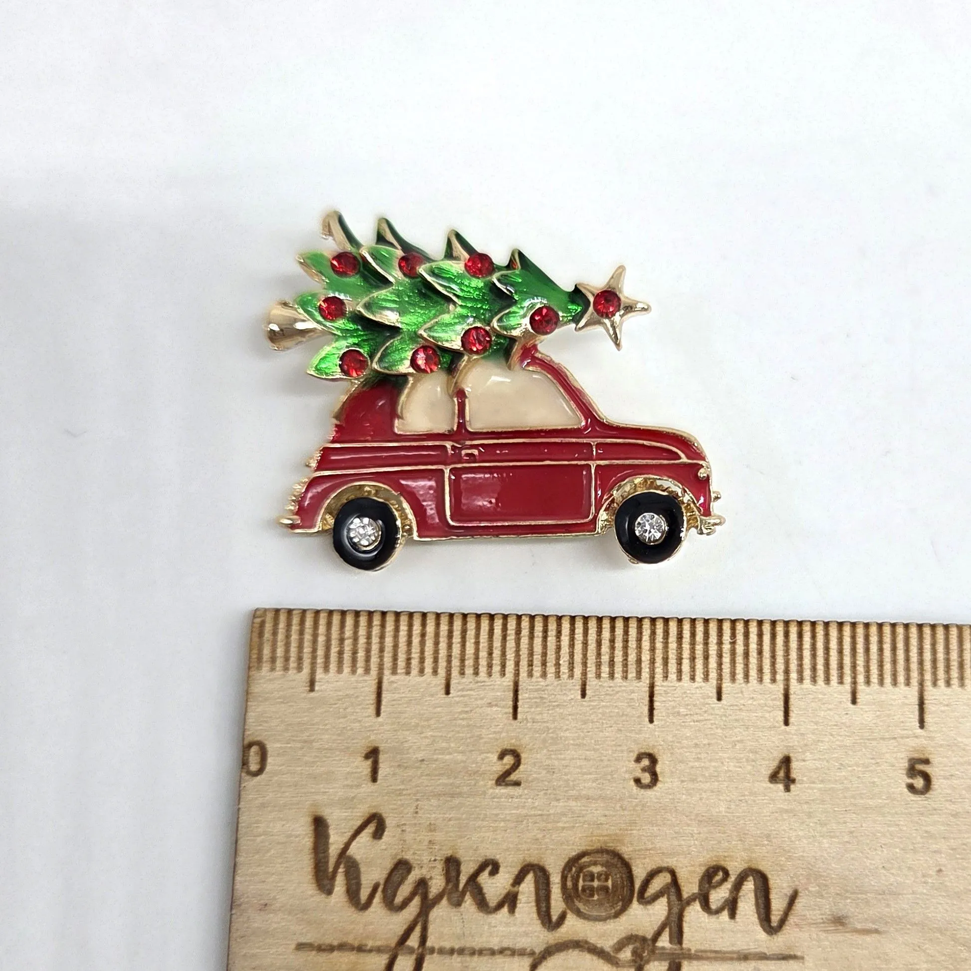 Брошь Машина с ёлкой 3,5*2,8см 27851 для кукол | 2
