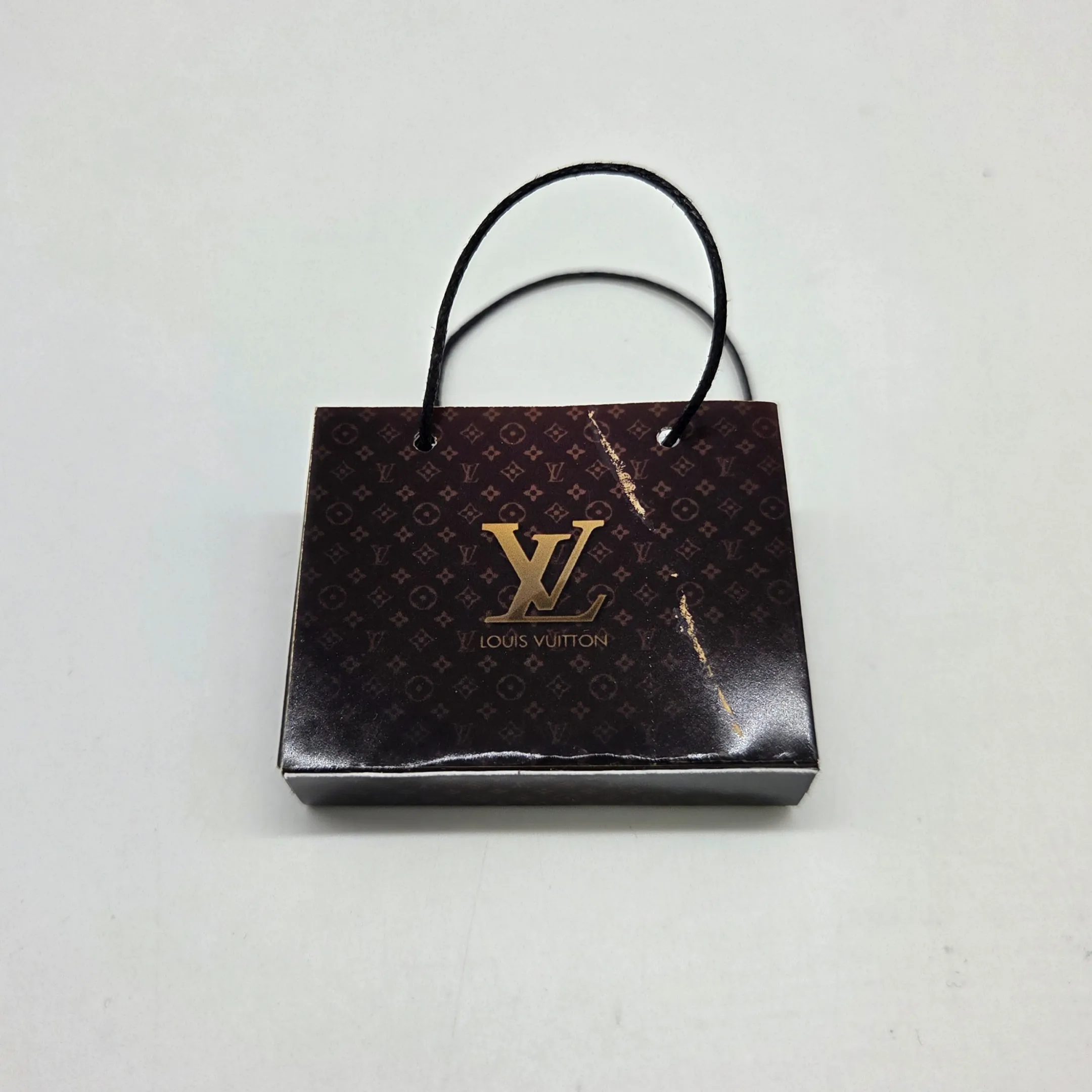 Миниатюрный пакет с логотипом LV цв.т.коричневый УЦЕНКА для кукол | 1