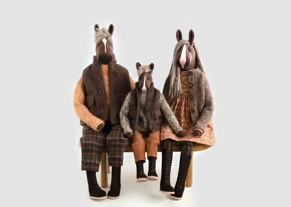 Набор Семья лошадок (папа, мама, жеРебёнок) цвет ЛУКОВАЯ ШЕЛУХА. Школа "Ветер в гривах" Т.Коннэ для кукол