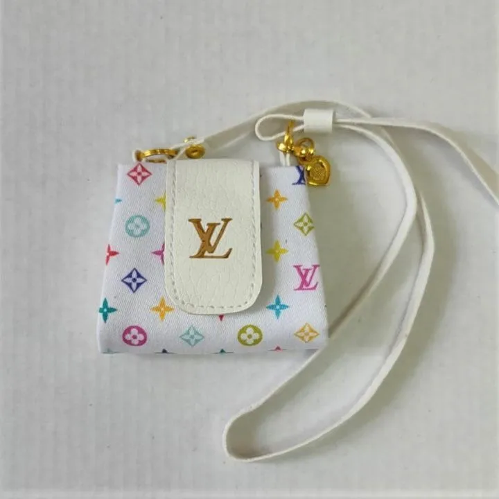 Сумочка LV С-55 ткань/искус.кожа цв.белый 5*5,5*1,5см для кукол