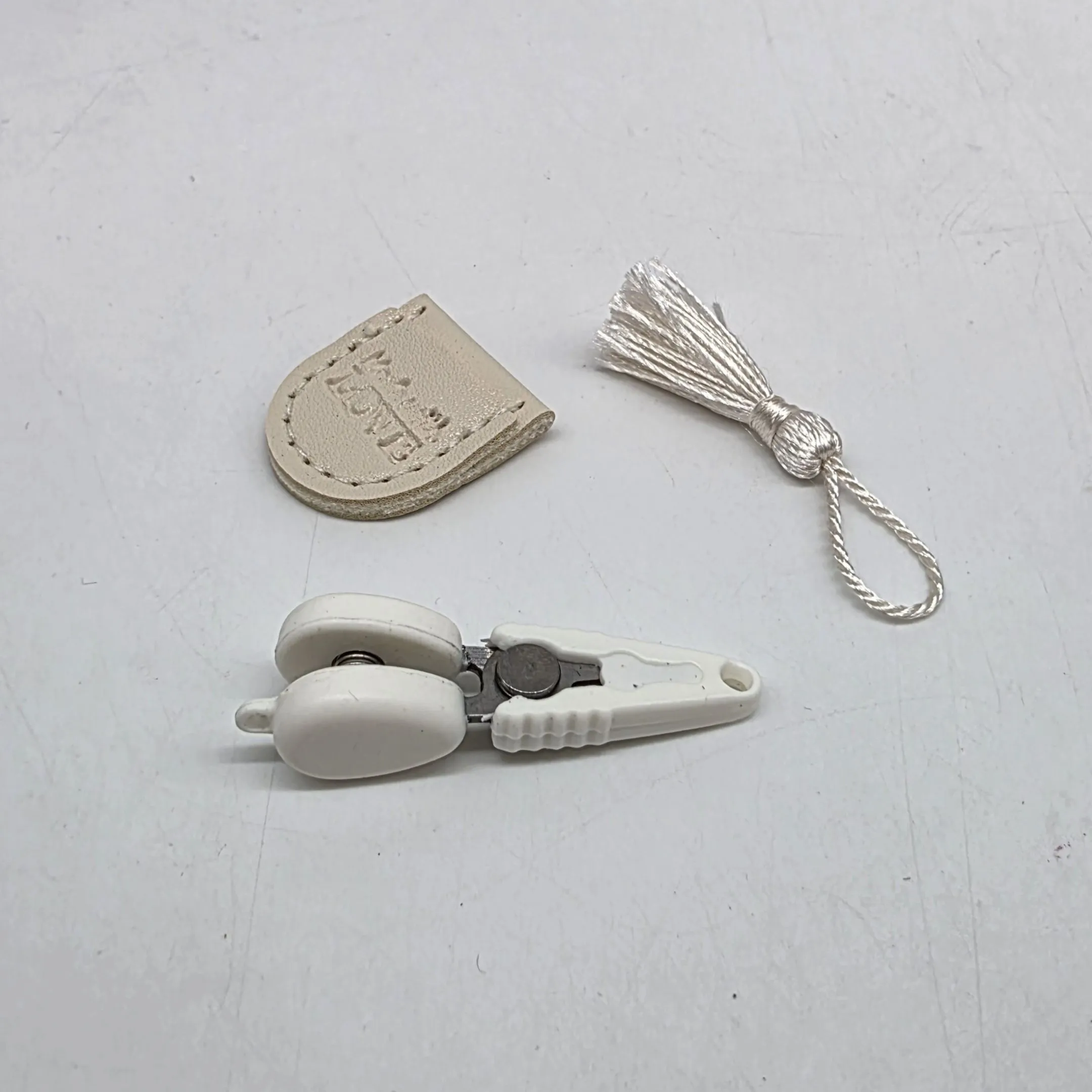 Мини-ножницы 4,5см с чехлом цв.молочный 28013 для кукол | 1