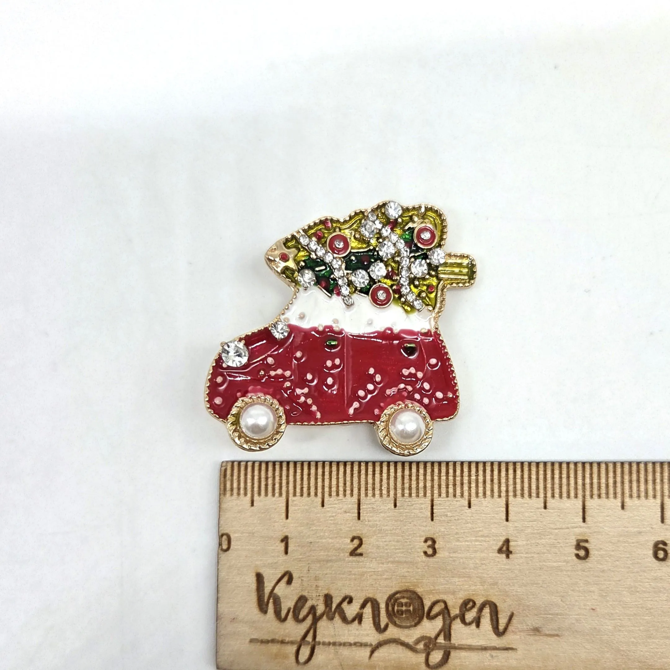 Брошь Машина с ёлкой 3,5*3,5см 27855 для кукол | 1
