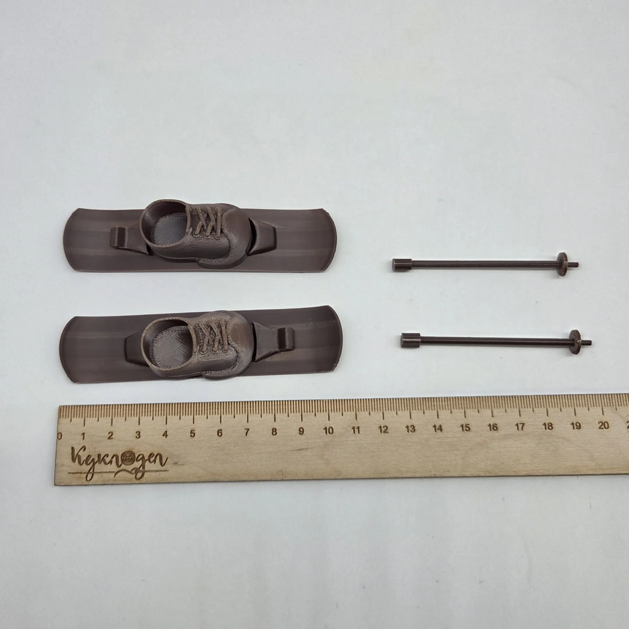 Лыжи с палками и ботинками для кукол (Лабубу 17см) цв.коричневый (08) 282 для кукол | 1