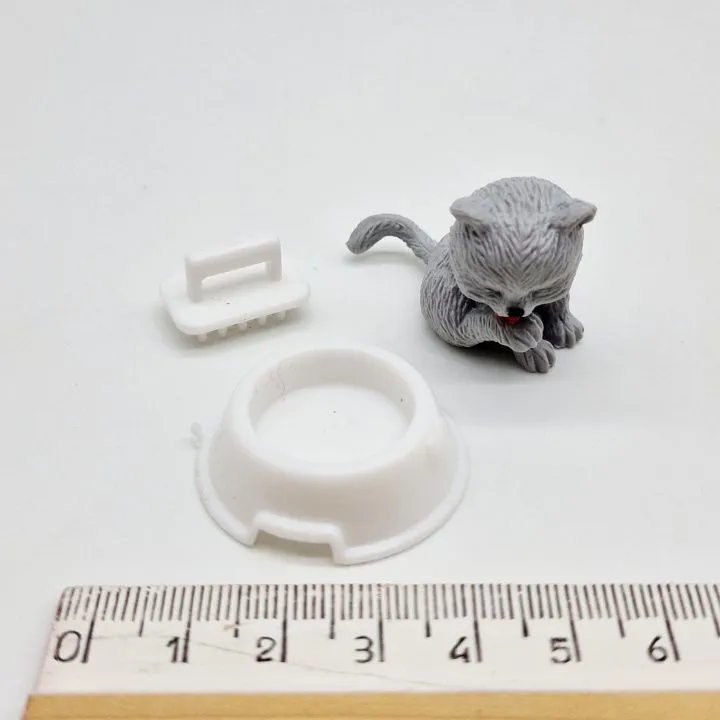 Миниатюра Кошечка с миской и щёткой цв.серый К-08 для кукол