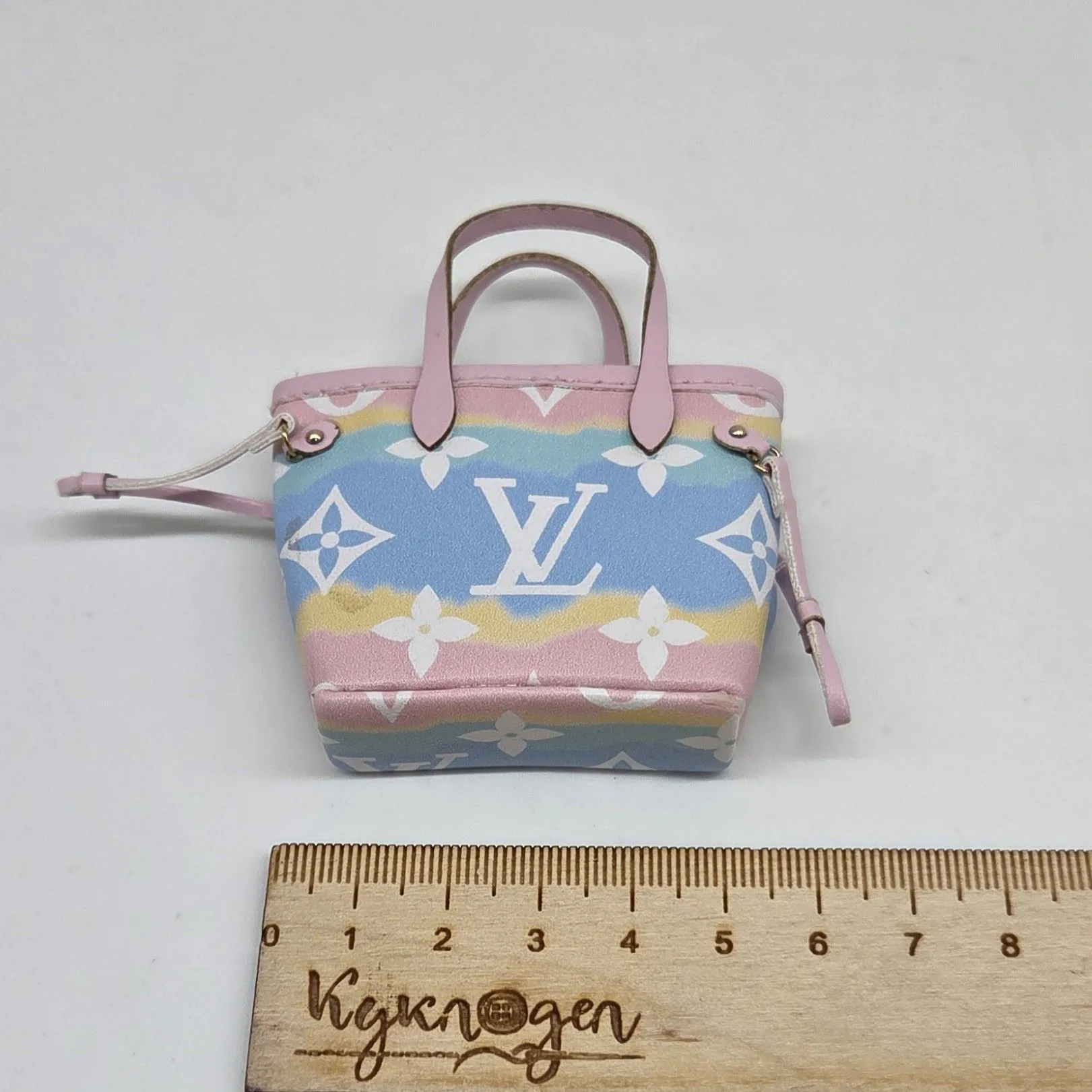 Сумка LV 4,5*6см цв.розово-голубой (01) С-146 для кукол | 1