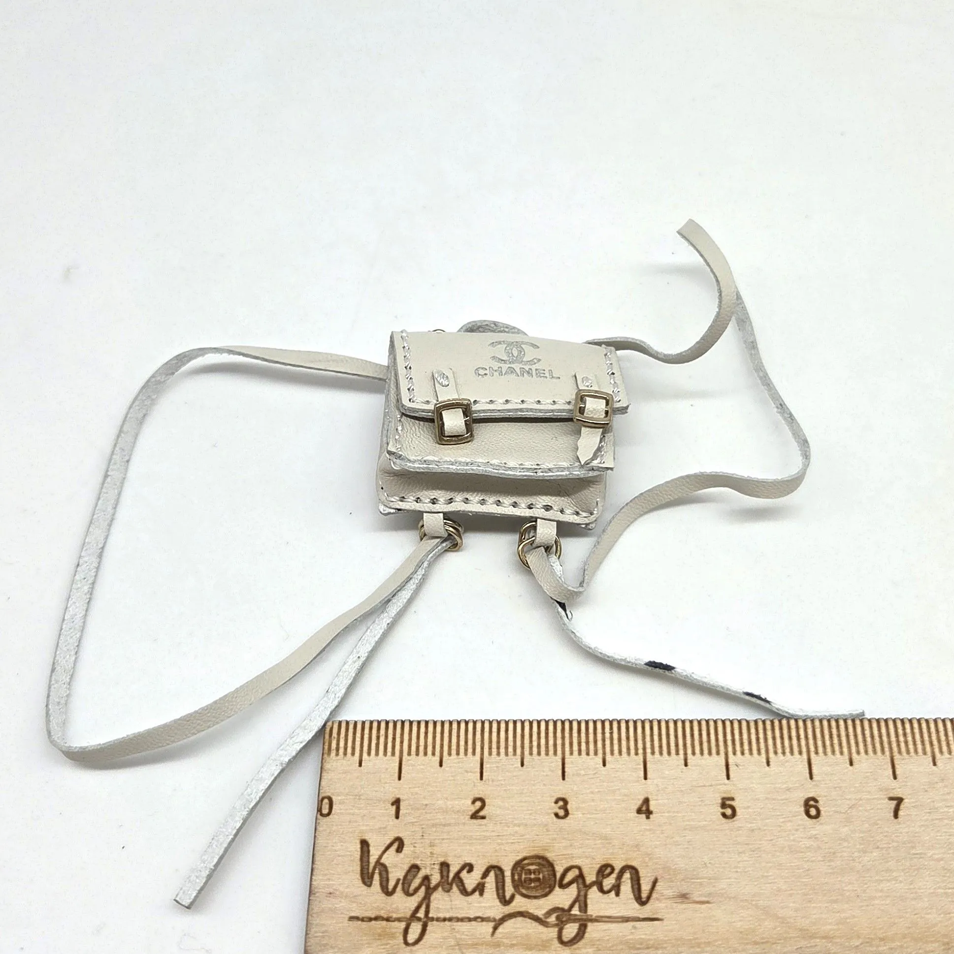 Сумка-рюкзак СН 3*2,8*1,1см цв.белый с серым оттенком (01) С-157 для кукол | 1