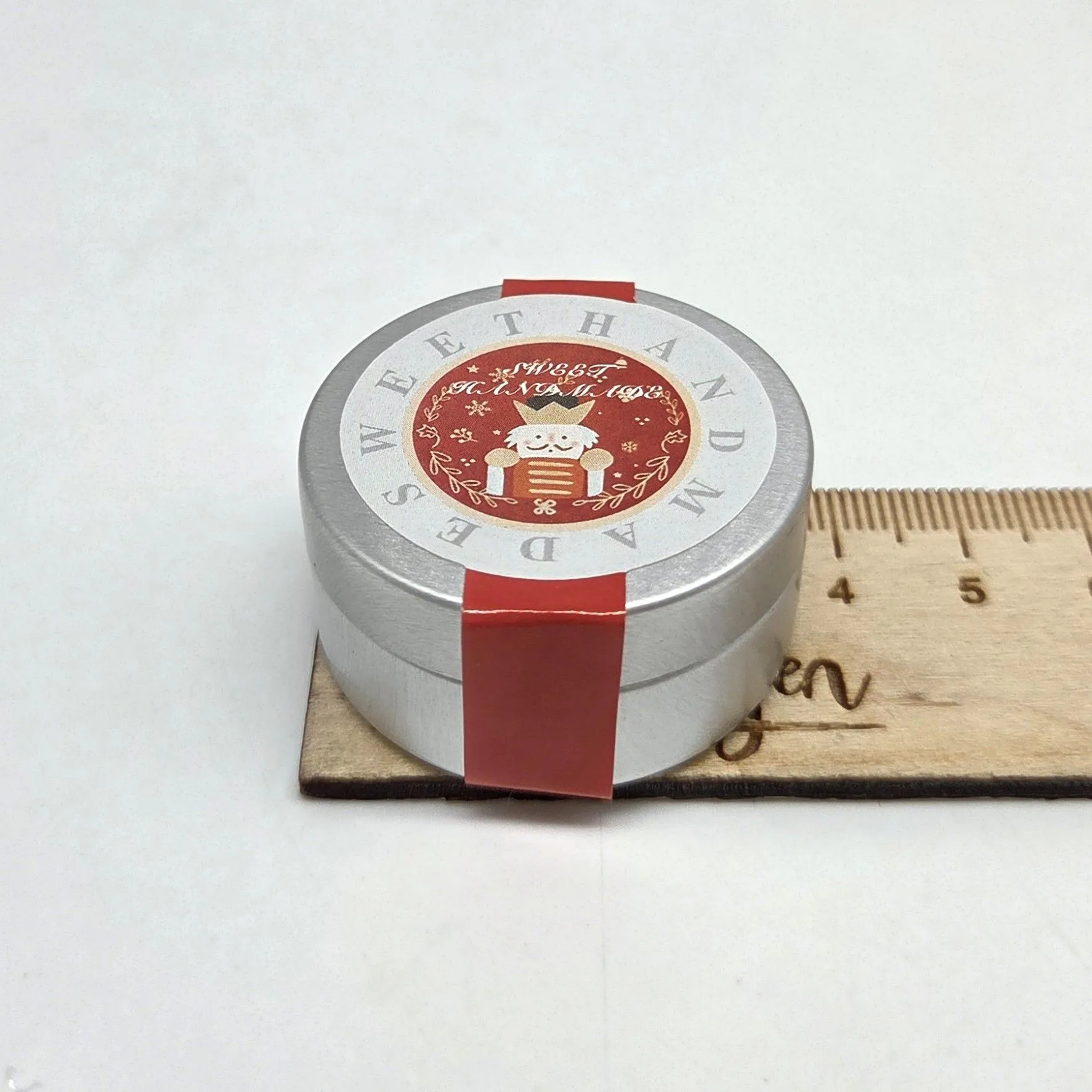 Миниатюрная жестяная подарочная баночка для кукол 3,5*1,7см цв.красный 27914 для кукол | 2