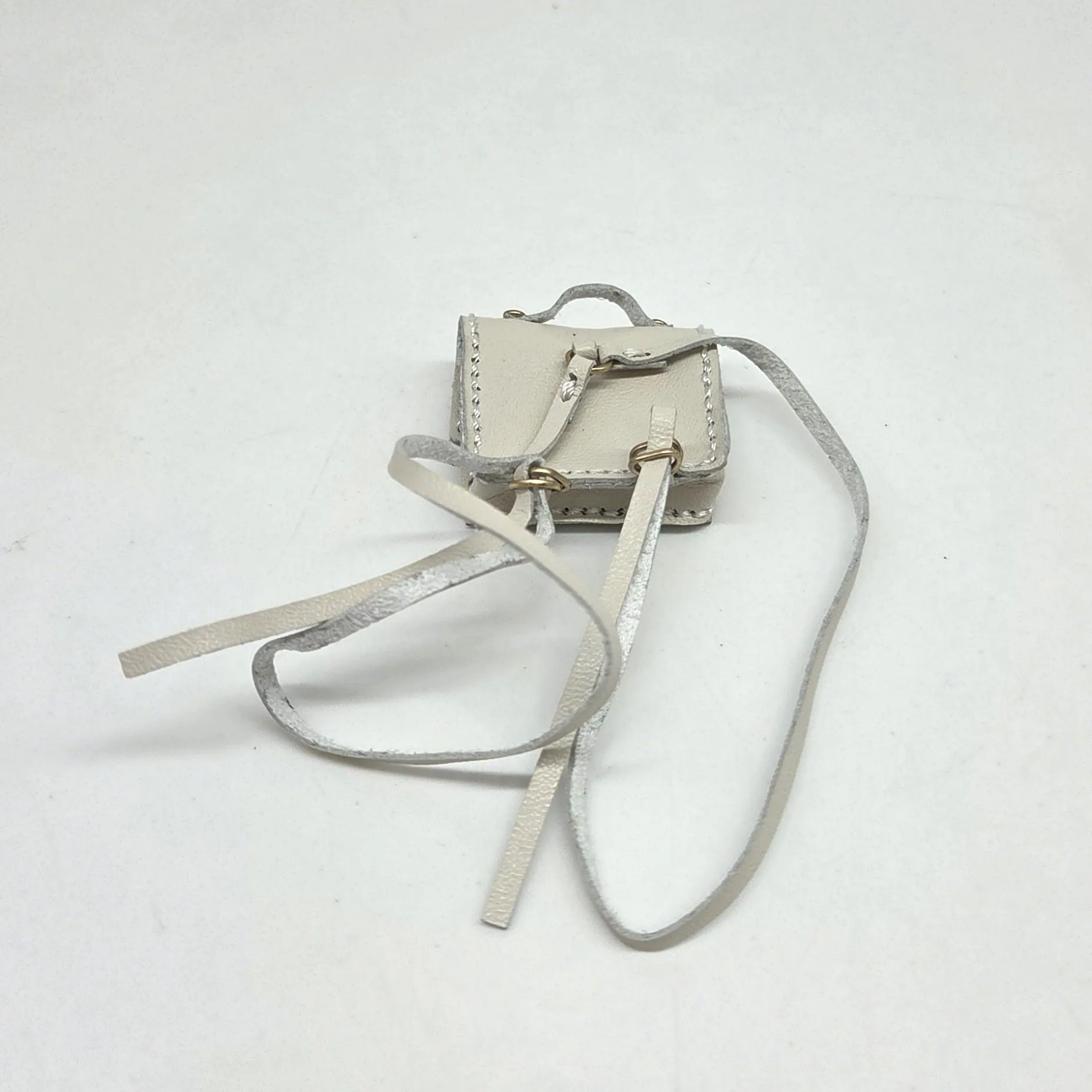 Сумка-рюкзак СН 3*2,8*1,1см цв.белый с серым оттенком (01) С-157 для кукол | 2