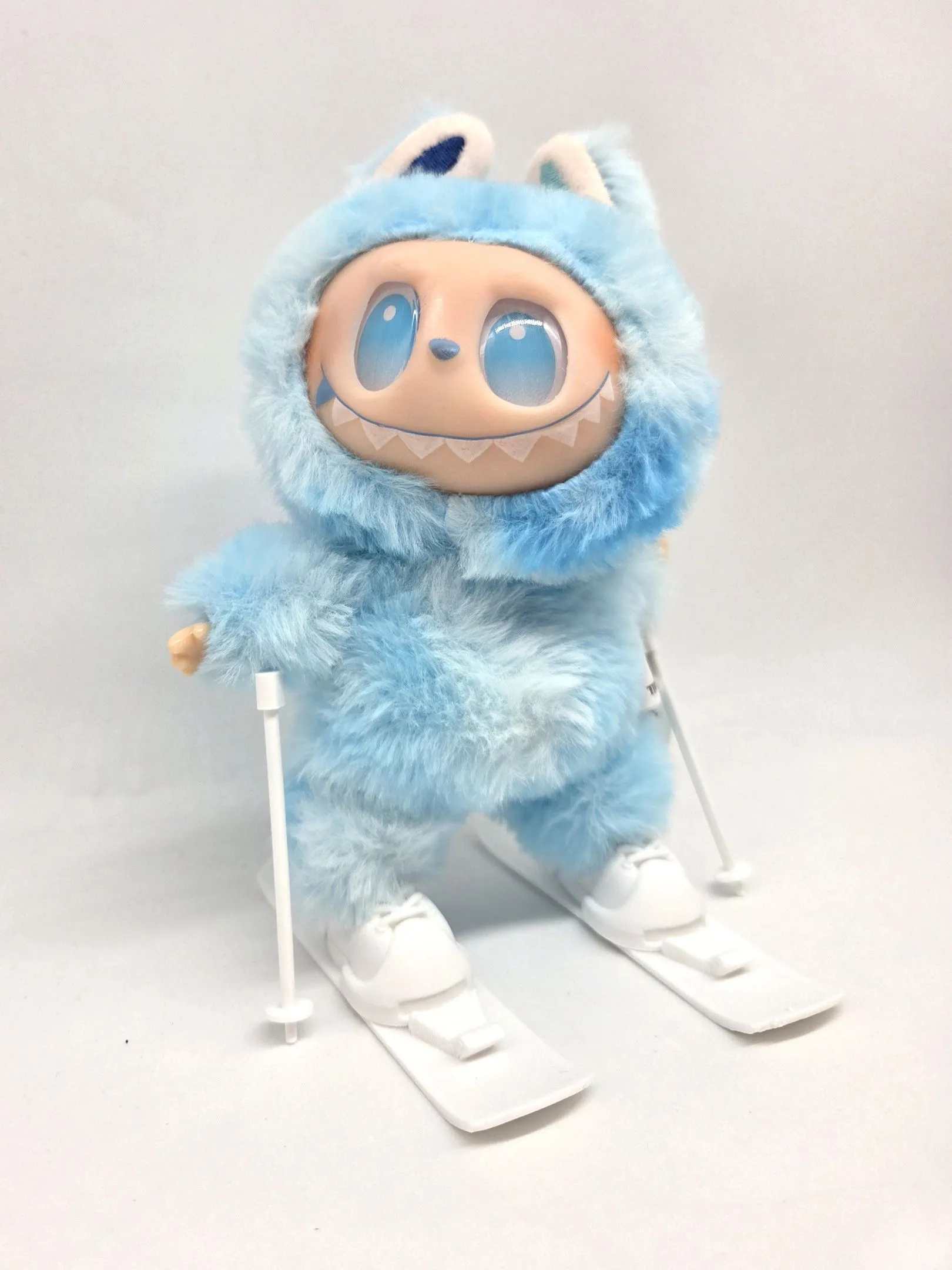 Лыжи с палками и ботинками для кукол (Лабубу 17см) цв.белый (02) 282 для кукол | 4