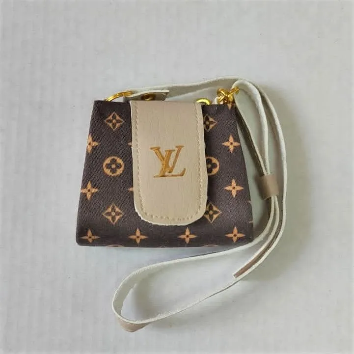 Сумочка LV С-55-01 ткань/искус.кожа цв.коричневый 5*5,5*1,5см для кукол | 1