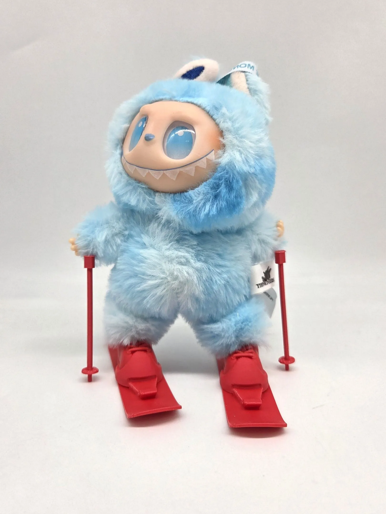 Лыжи с палками и ботинками для кукол (Лабубу 17см) цв.красный (05) 282 для кукол | 4