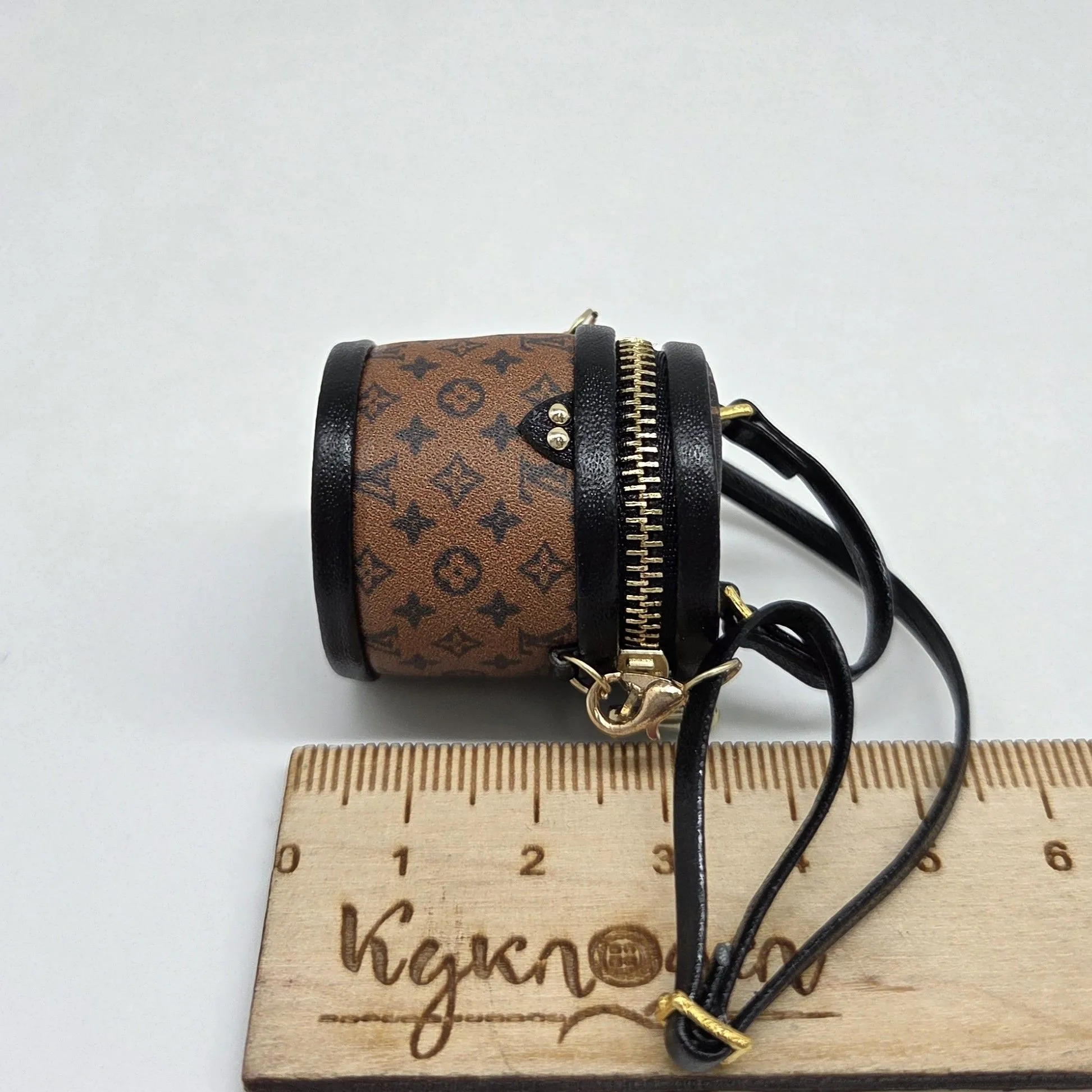 Сумка Бочонок LV d-2,5см выс.3см цв.рыжий/коричневый (02) С-147 для кукол | 3