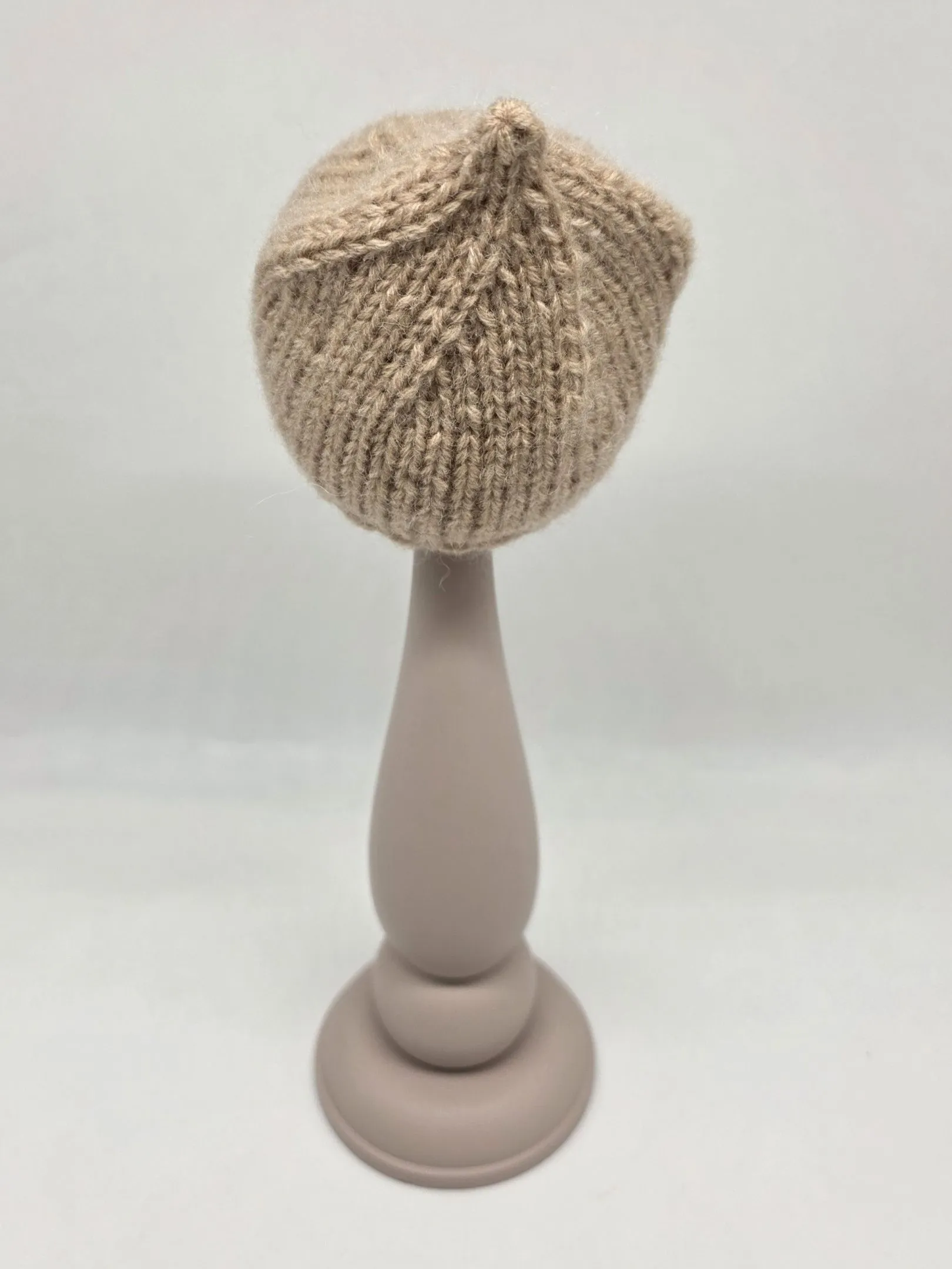 Шапочка-редиска ША-55 цв.бежевый (04), обхват 27см для кукол | 1