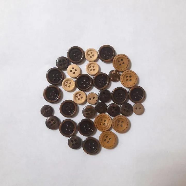 Набор пуговиц 34шт. ЛУКОВАЯ ШЕЛУХА. Школа "Ветер в гривах" Т.Коннэ 28046 для кукол