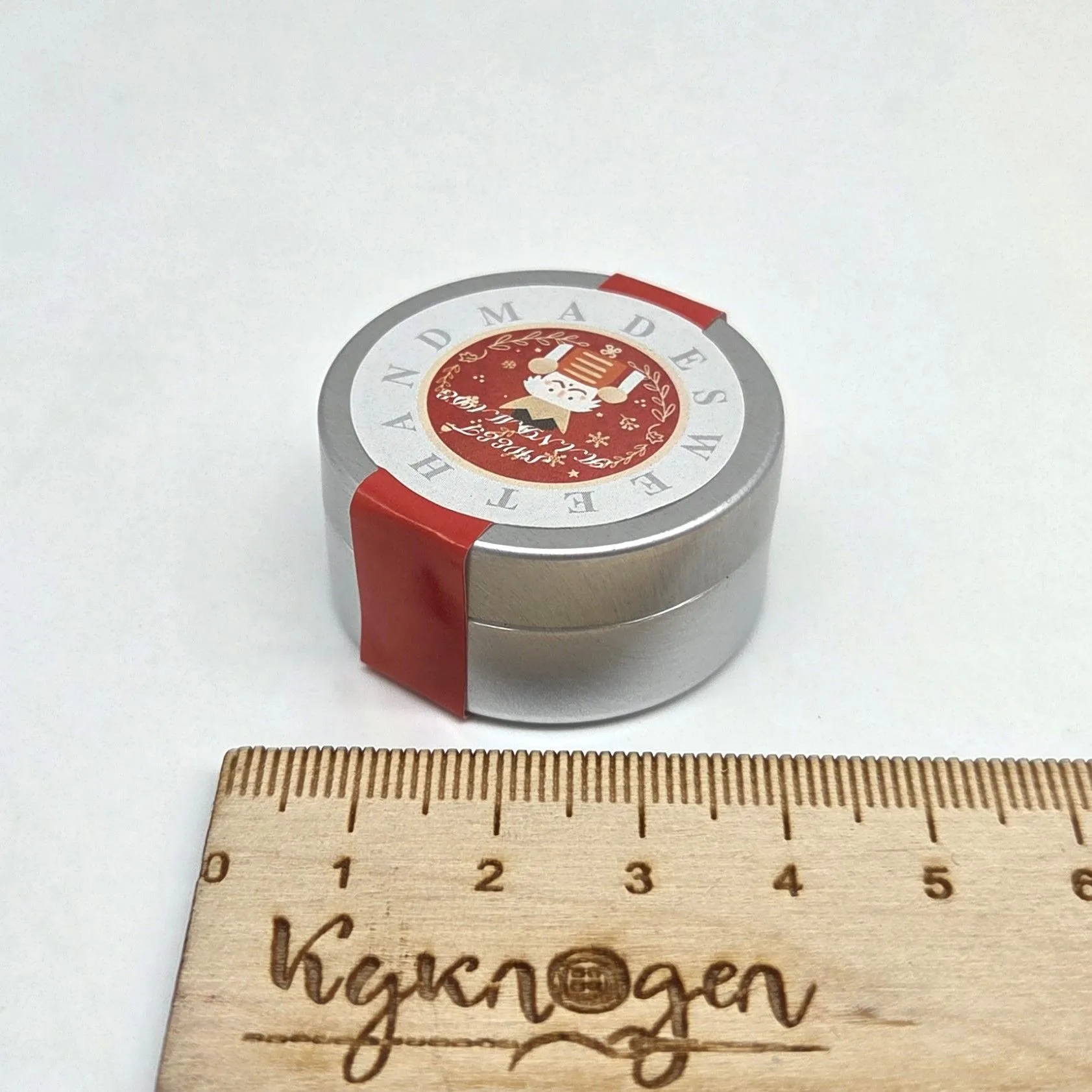 Миниатюрная жестяная подарочная баночка для кукол 3,5*1,7см цв.красный 27914 для кукол | 1