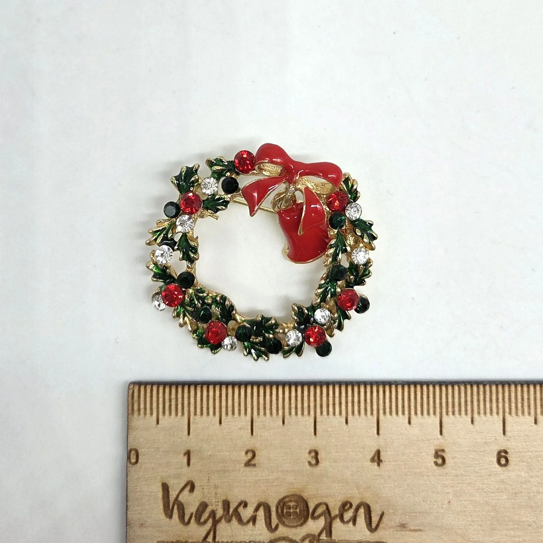 Брошь Рождественский венок 3,5*3,5см 27852 для кукол | 1