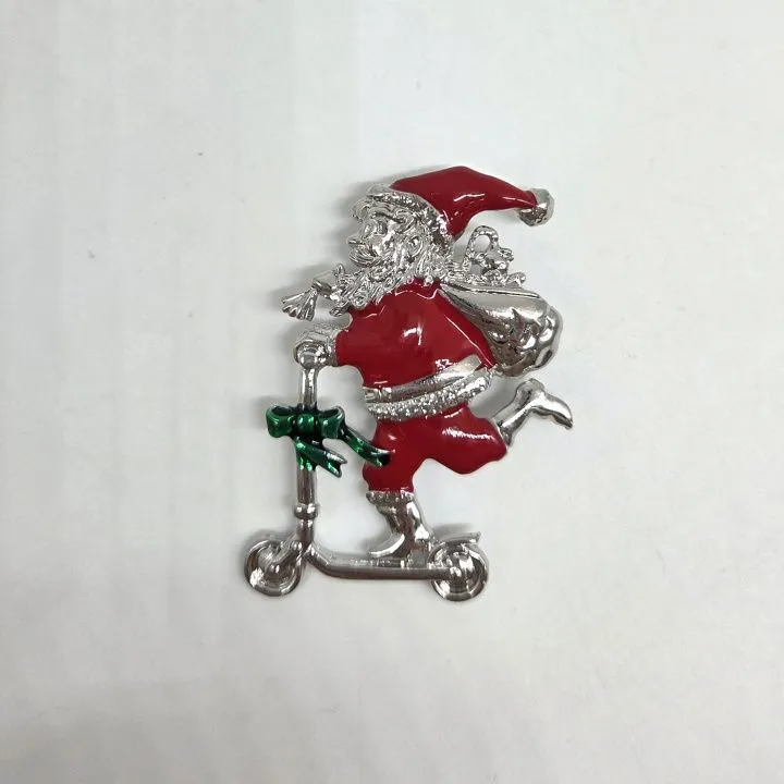Брошь Санта на самокате 5,3*3,5см 27858 для кукол