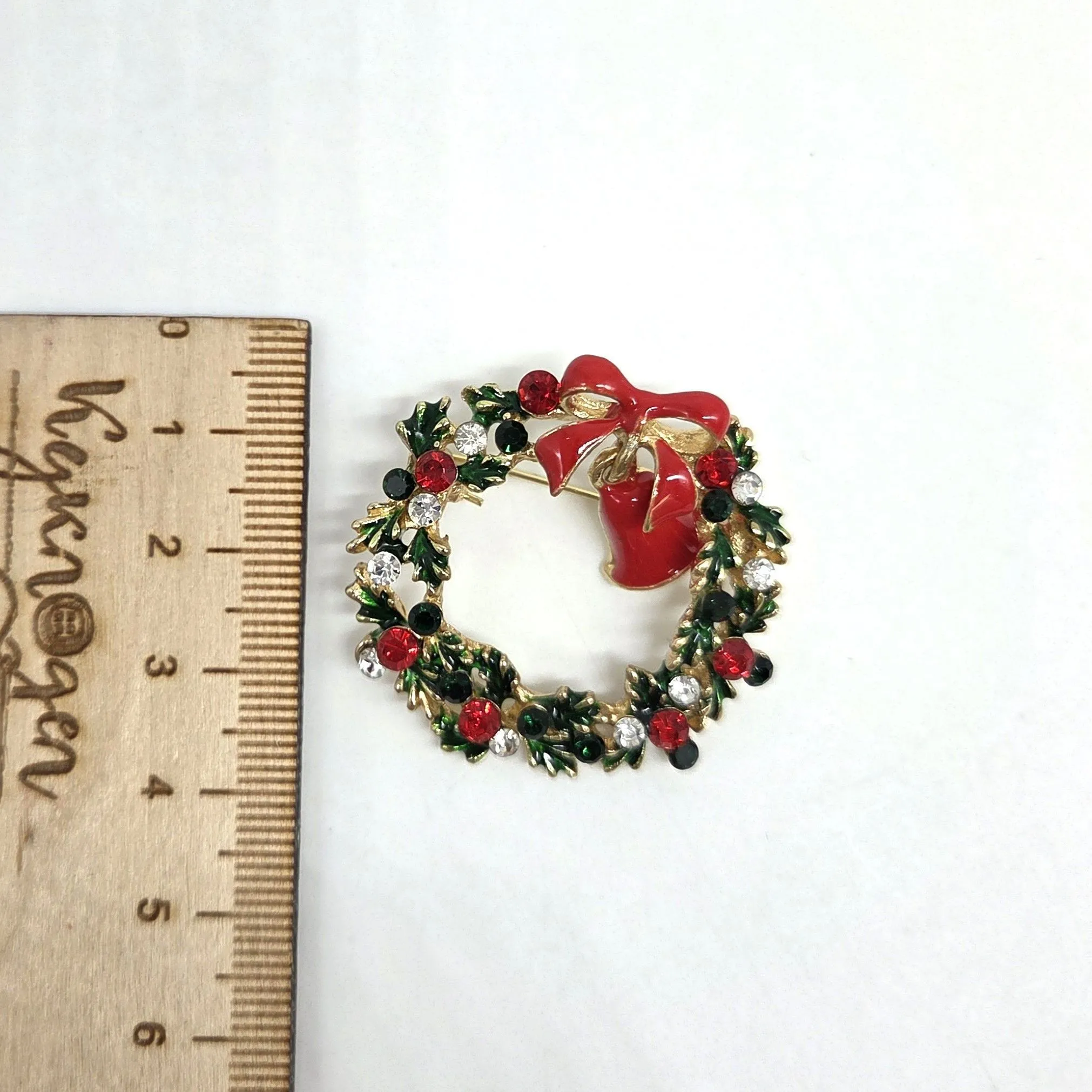 Брошь Рождественский венок 3,5*3,5см 27852 для кукол | 2