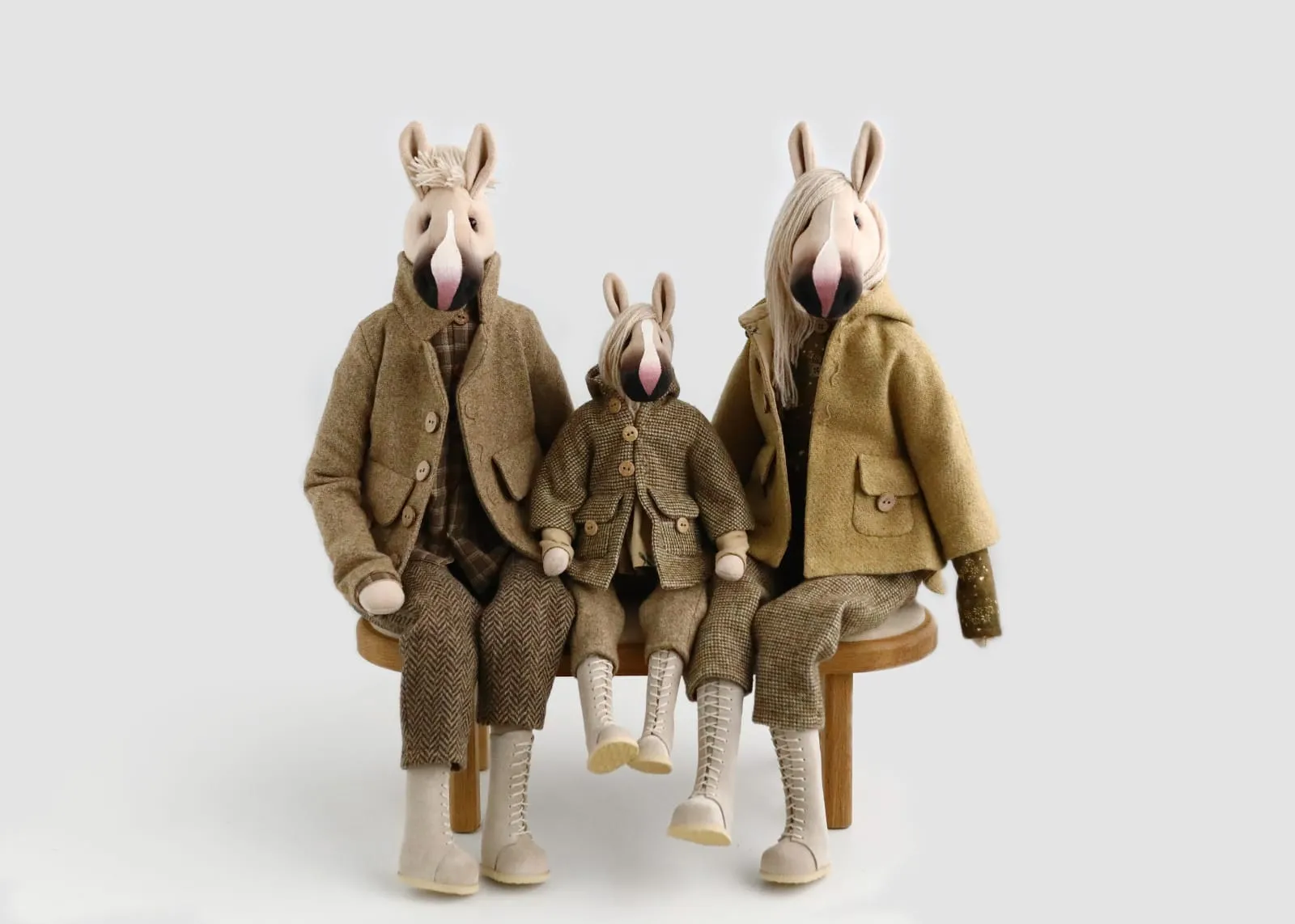 Набор Семья лошадок (папа, мама, жеРебёнок) цвет БЛЕДНАЯ ОЛИВКА. Школа "Ветер в гривах" Т.Коннэ для кукол | 1