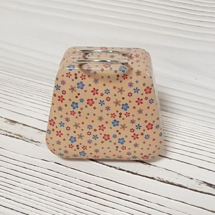 Металлическая сумочка для кукол С-72 цветок на бежевом УЦЕНКА (небольшая вмятина) для кукол