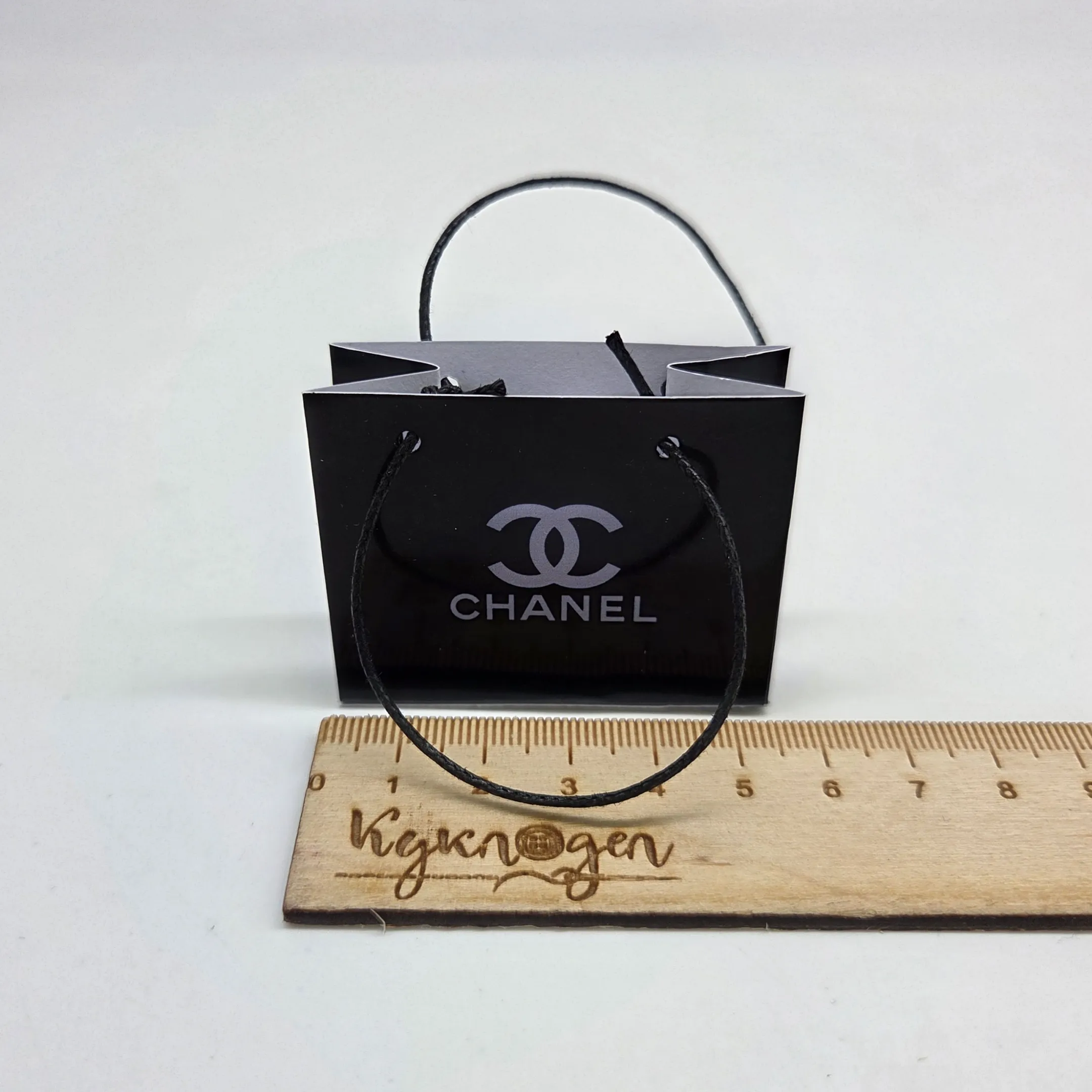 Миниатюрный пакет с логотипом Chanel цв.чёрный с серым для кукол | 2