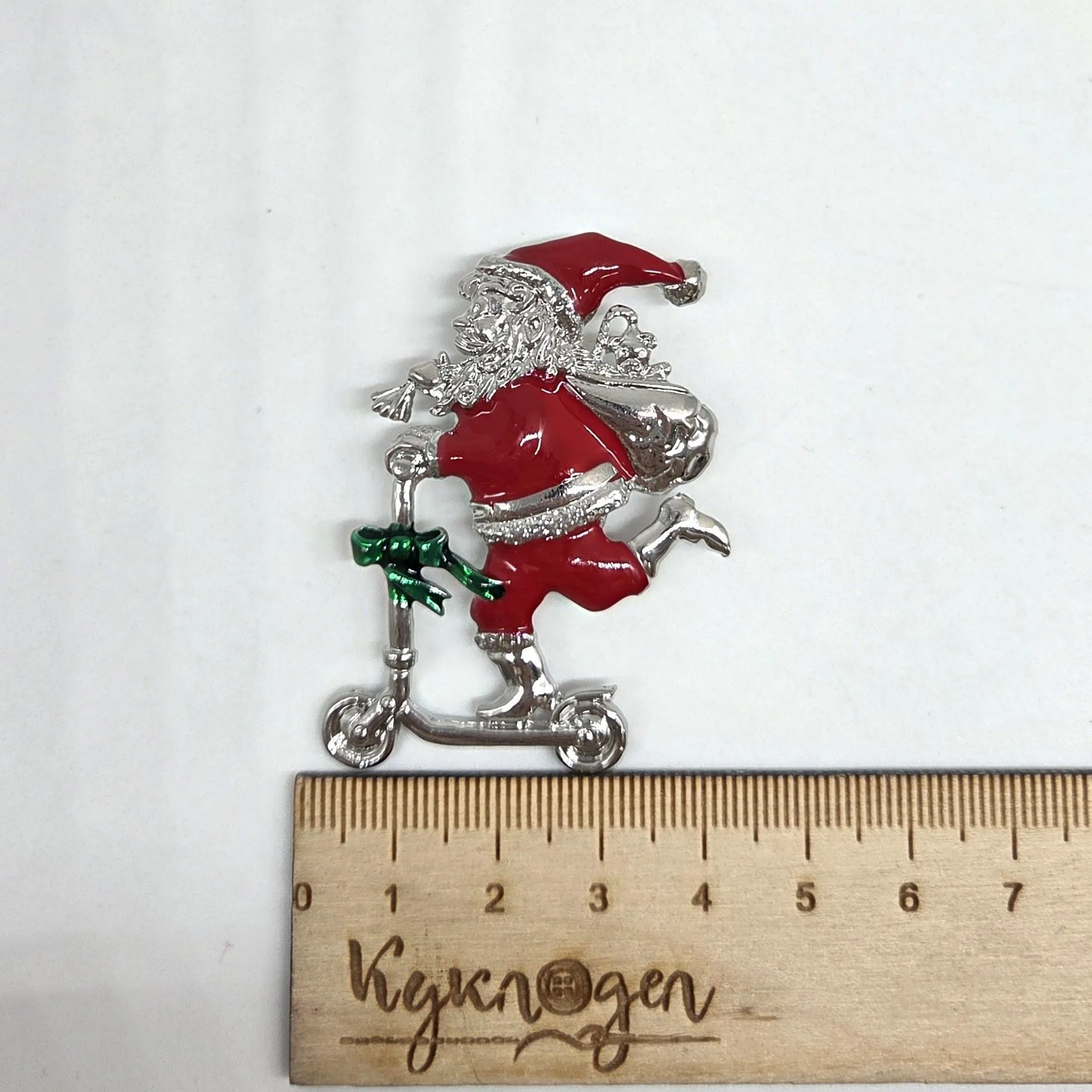 Брошь Санта на самокате 5,3*3,5см 27858 для кукол | 1