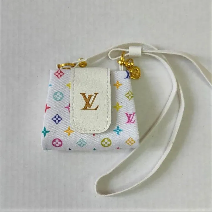 Сумочка LV С-55 ткань/искус.кожа цв.белый 5*5,5*1,5см для кукол | 1