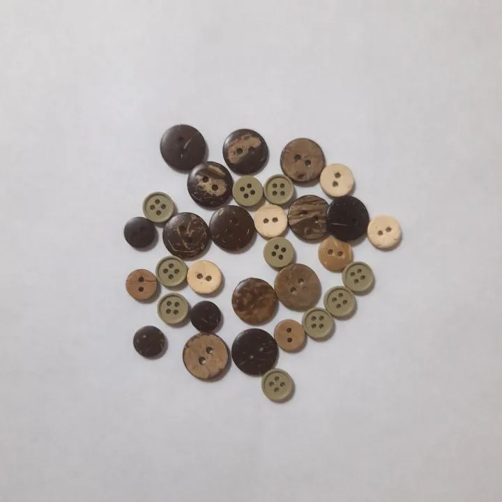 Набор пуговиц 32шт. "БЛЕДНАЯ ОЛИВКА. Школа "Ветер в гривах"" Т.Коннэ 28047 для кукол