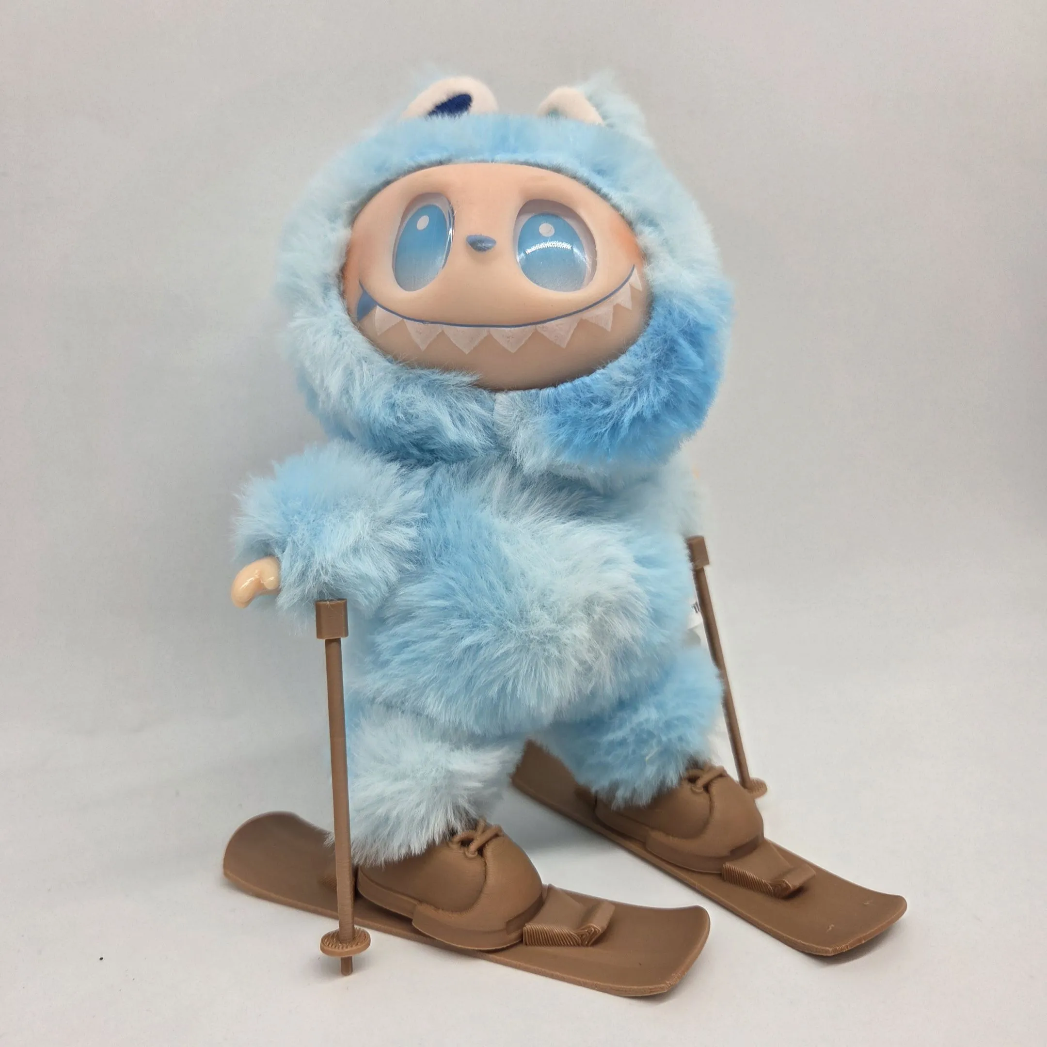 Лыжи с палками и ботинками для кукол (Лабубу 17см) цв.ириска (09) 282 для кукол | 4