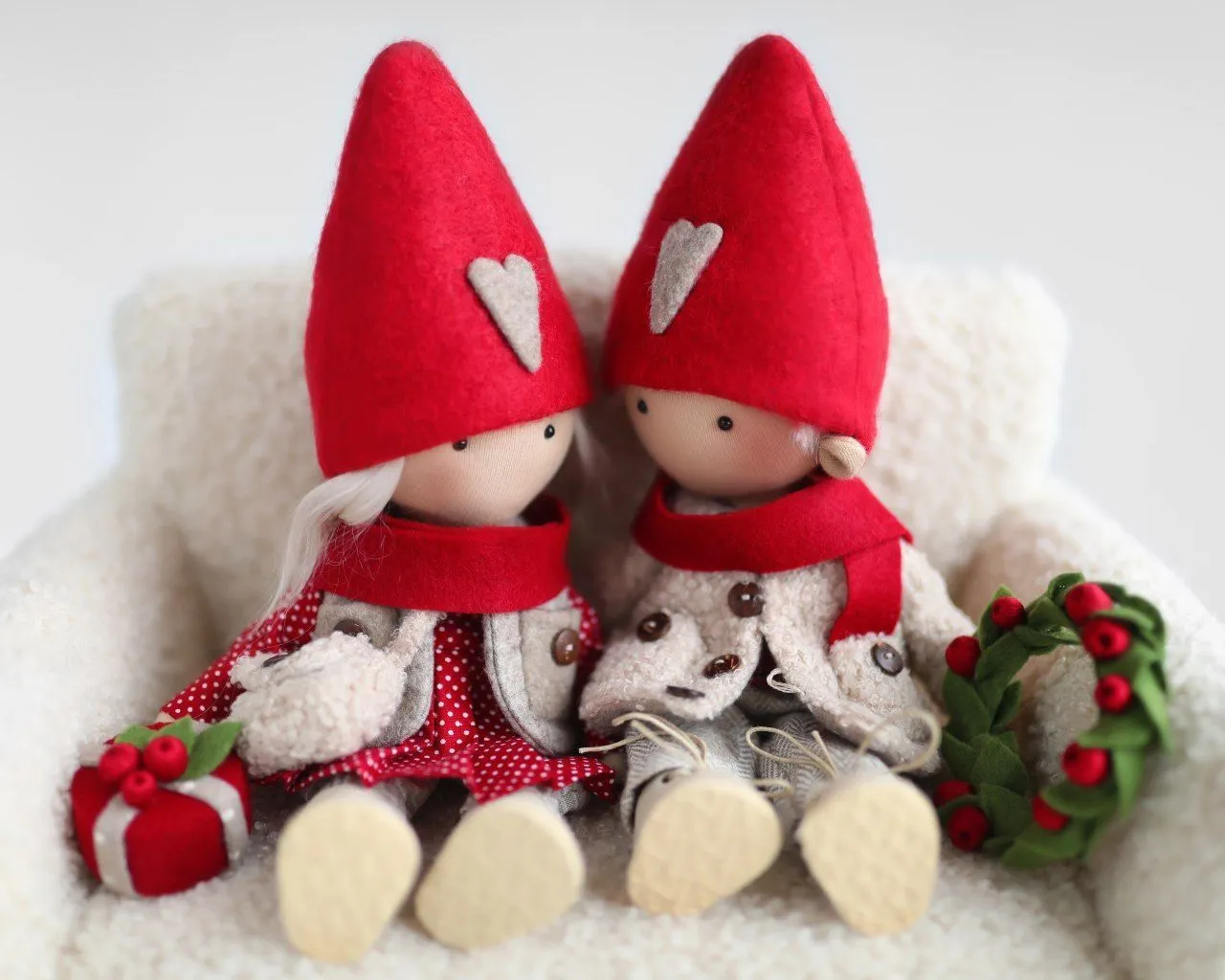 Набор мальчик и девочка, дом 2шт., венок и подарки. Школа "Падал снег" Т.Коннэ для кукол | 3