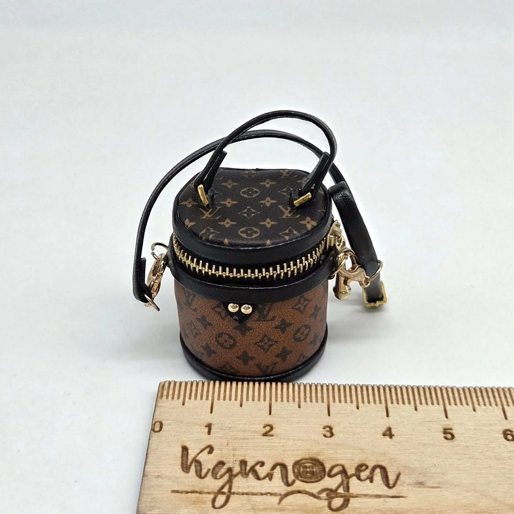 Сумка Бочонок LV d-2,5см выс.3см цв.рыжий/коричневый (02) С-147 для кукол | 1