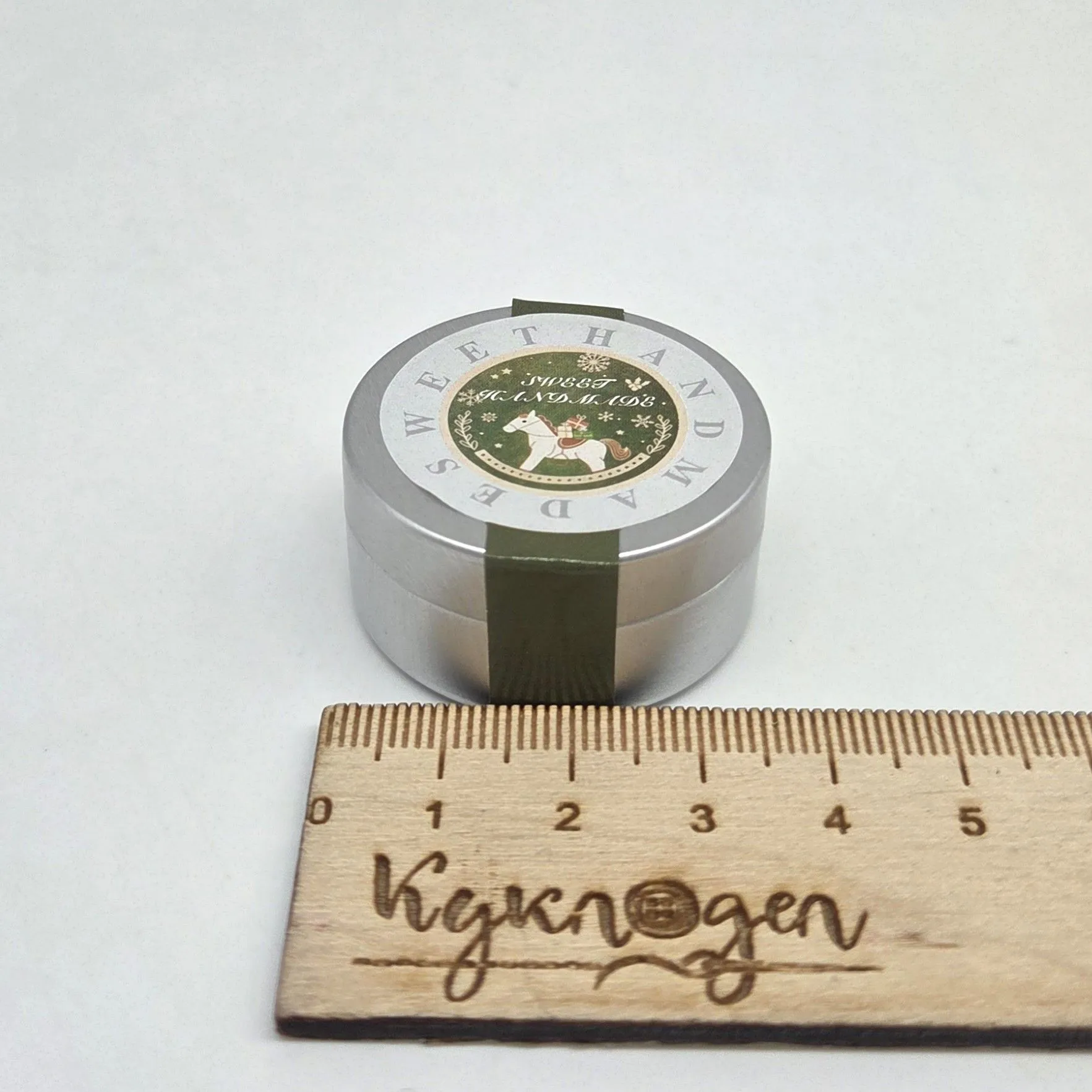 Миниатюрная жестяная подарочная баночка для кукол 3,5*1,7см цв.зелёный 27887 для кукол | 1