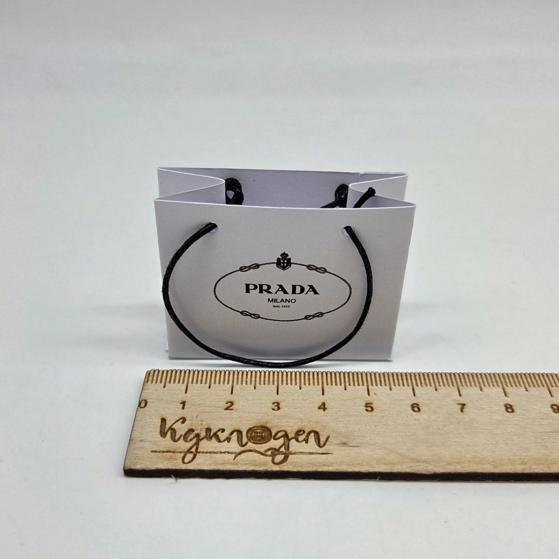 Миниатюрный пакет с логотипом Prada цв.белый для кукол | 2