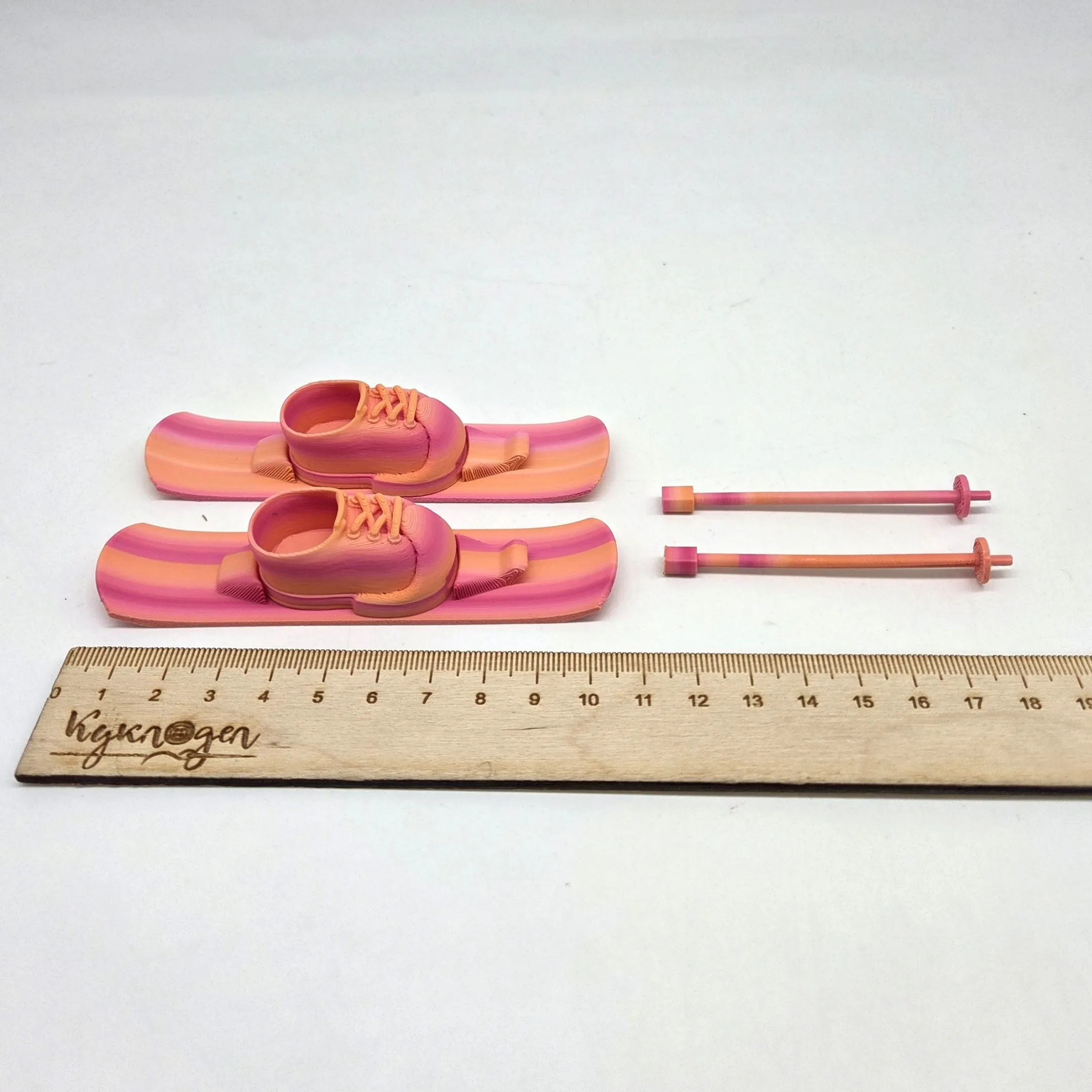 Лыжи с палками и ботинками для кукол (Лабубу 17см) цв.розовый микс (06) 282 для кукол | 1