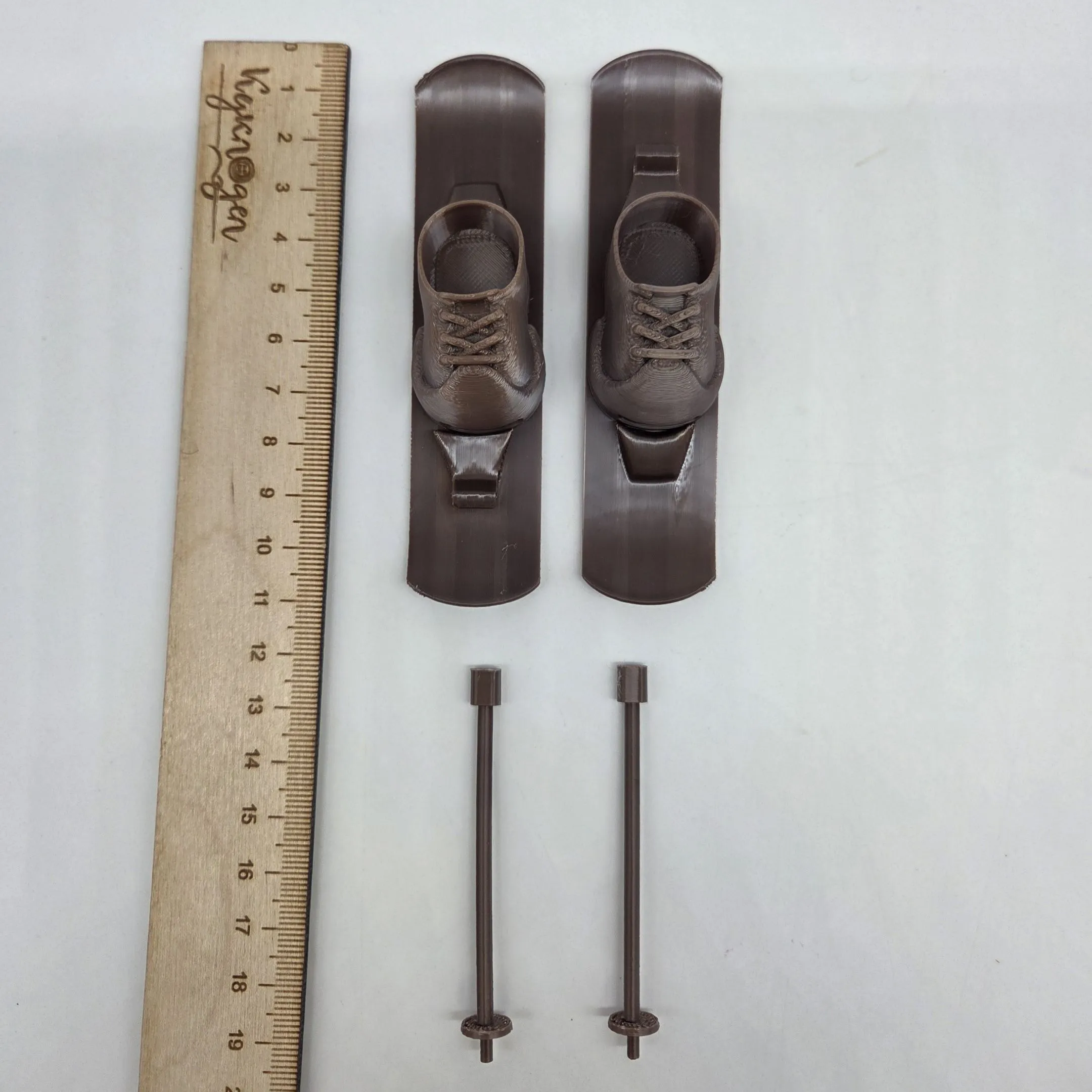 Лыжи с палками и ботинками для кукол (Лабубу 17см) цв.коричневый (08) 282 для кукол | 2