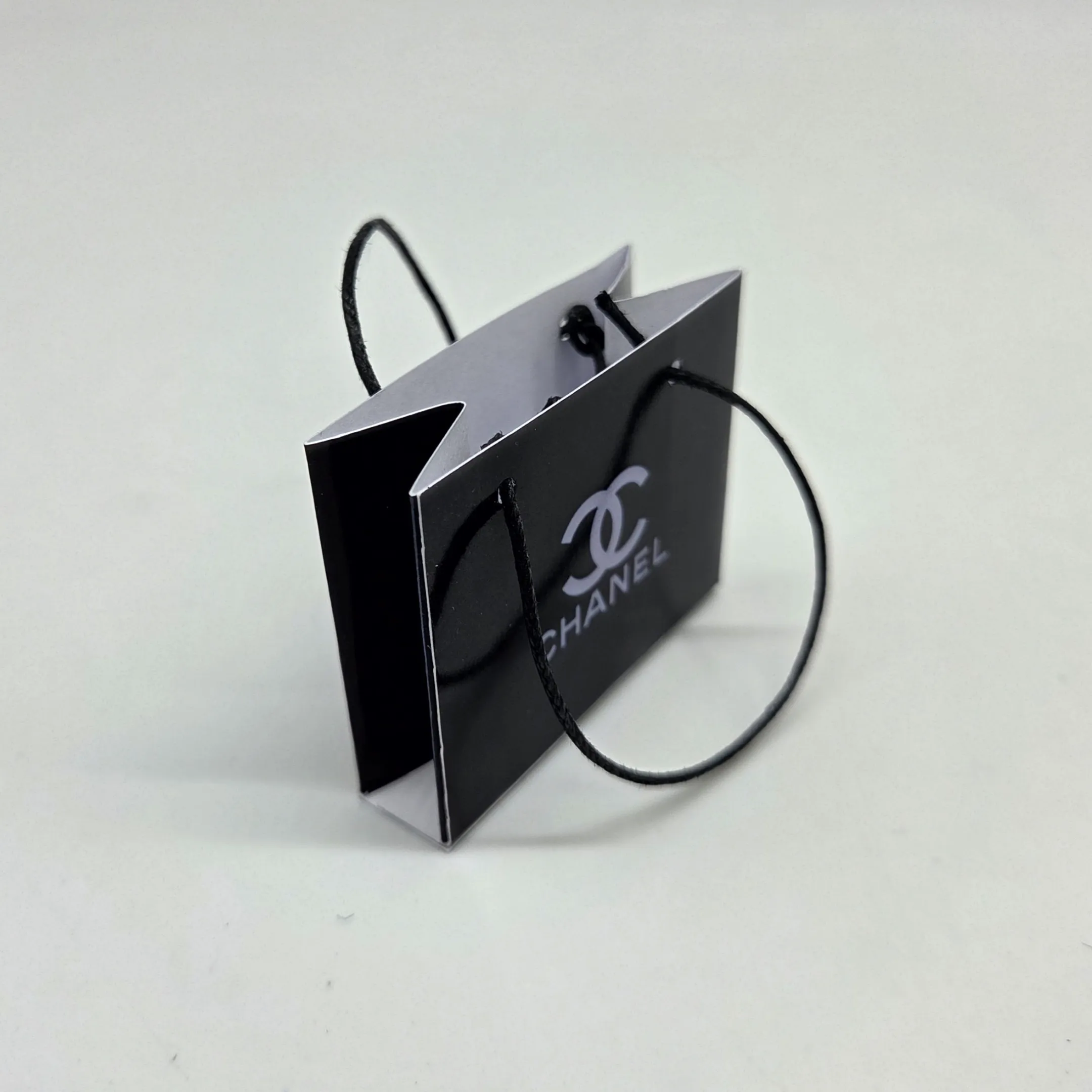 Миниатюрный пакет с логотипом Chanel цв.чёрный с серым для кукол | 1