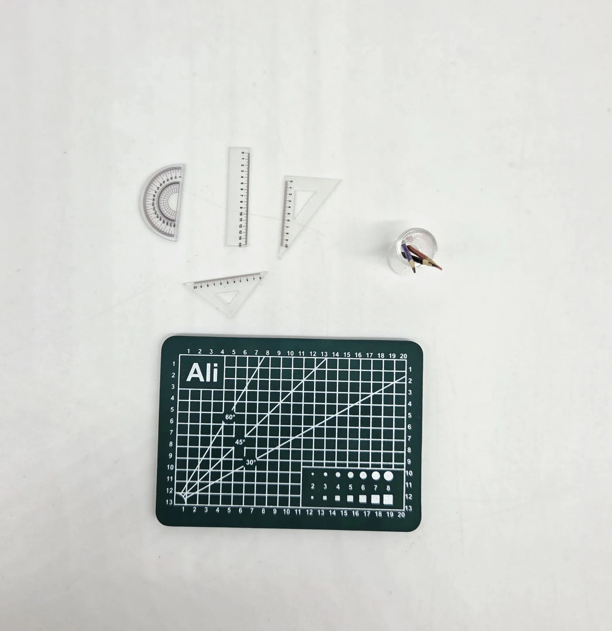 Набор миниатюр коврик для резки, линейки ,стакан ,подставка с карандашами цв.зеленый 25955 для кукол | 1