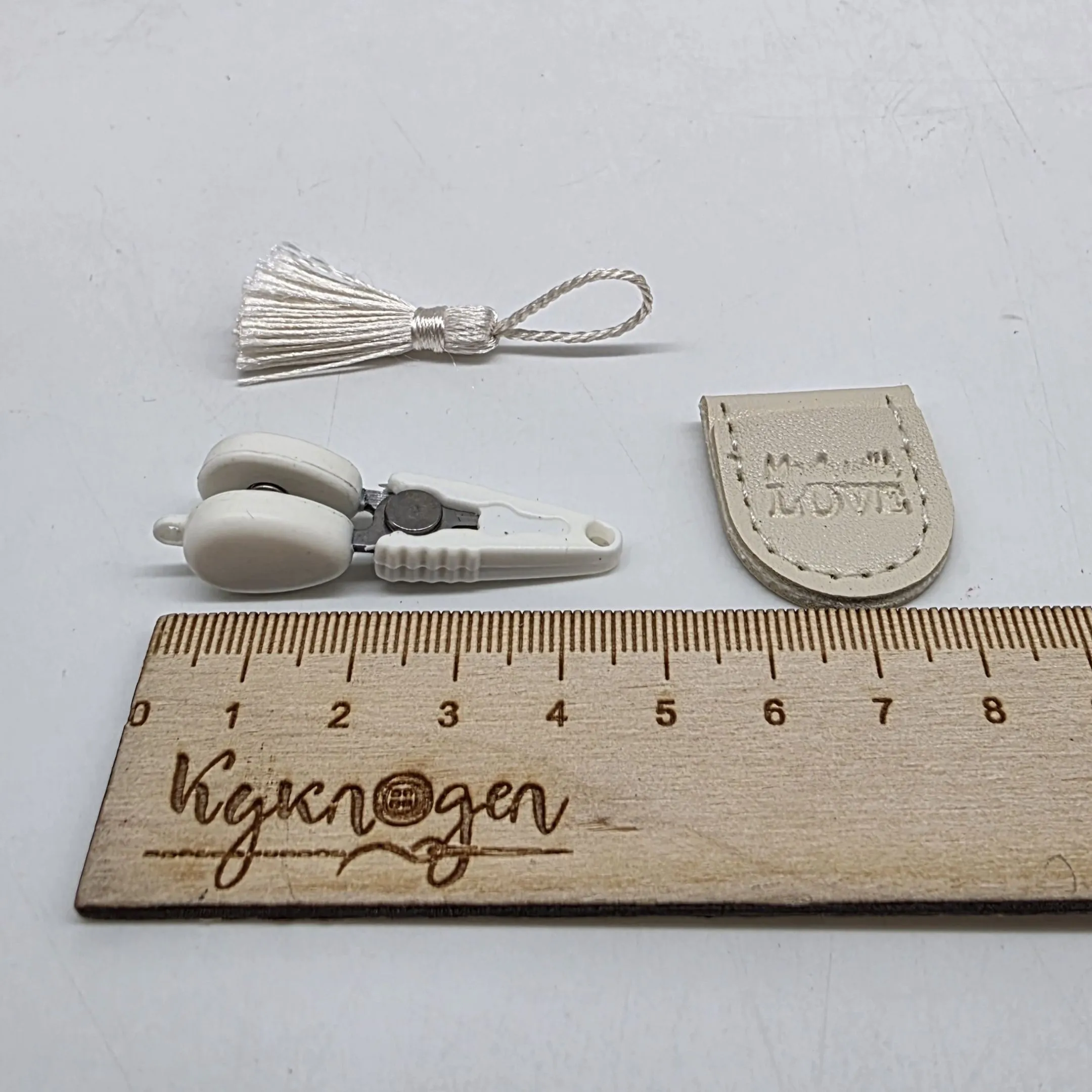 Мини-ножницы 4,5см с чехлом цв.молочный 28013 для кукол | 4