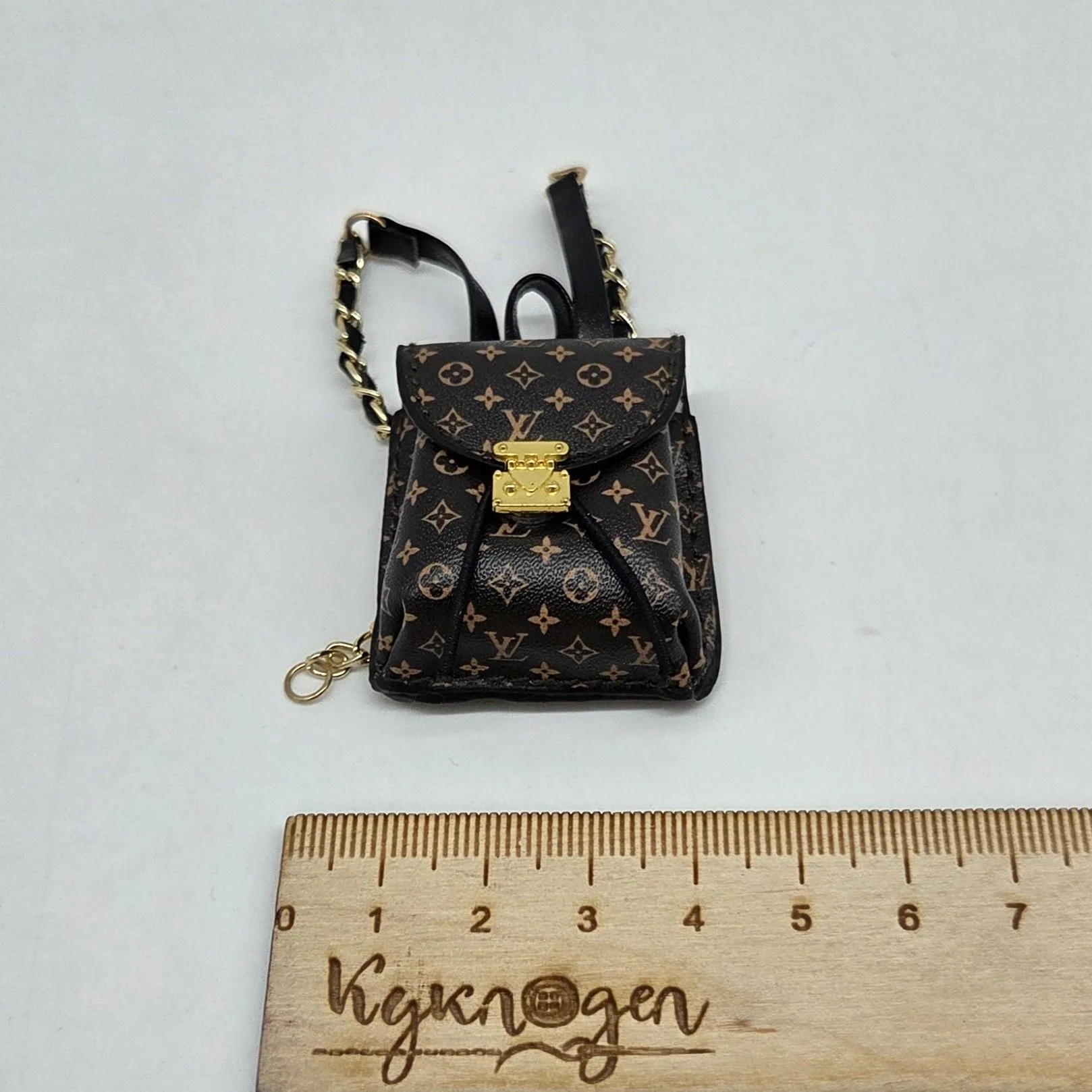 Рюкзак LV 4*3*5см цв.коричневый (01) С-150 для кукол | 1