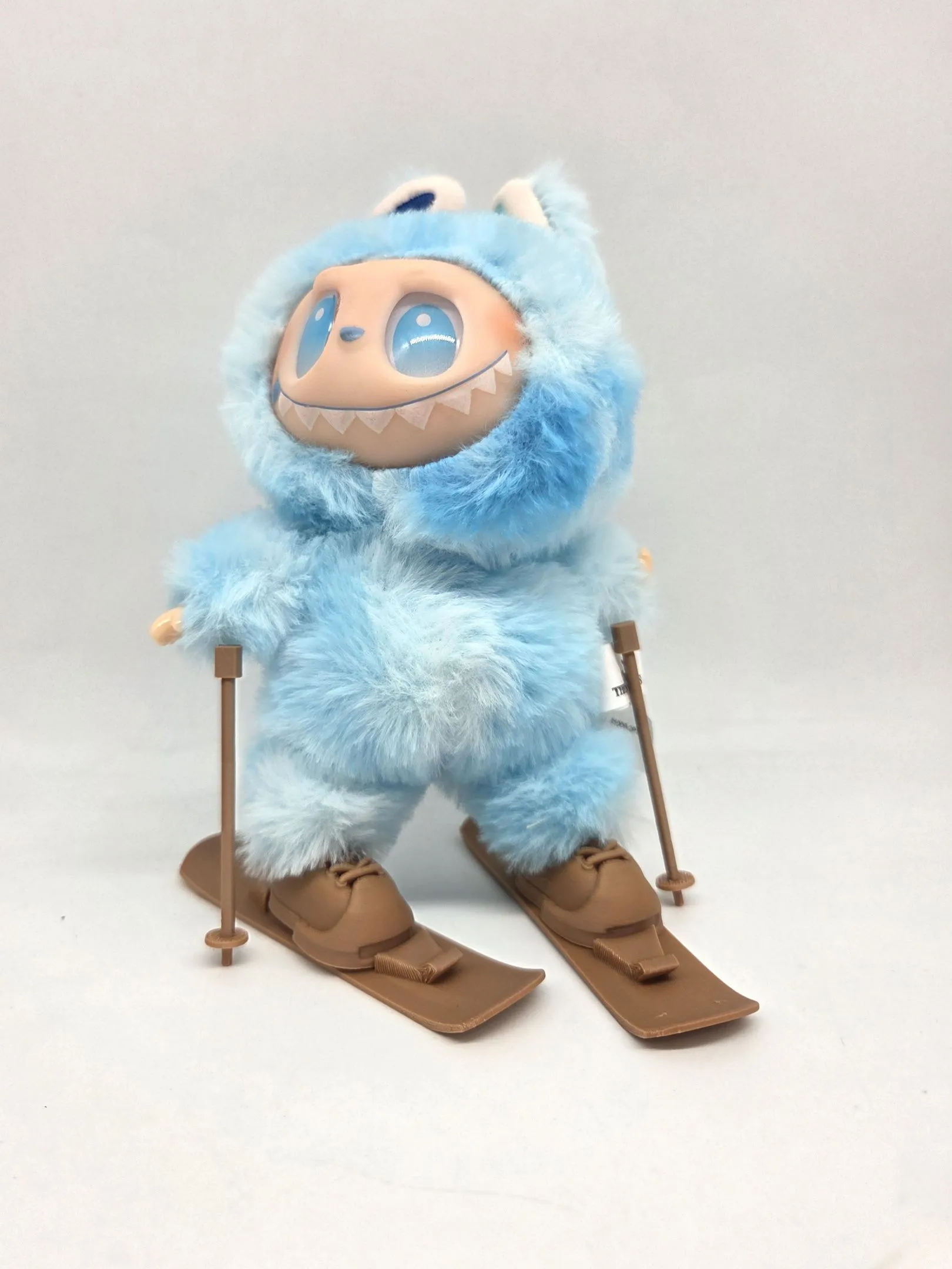 Лыжи с палками и ботинками для кукол (Лабубу 17см) цв.ириска (09) 282 для кукол | 3