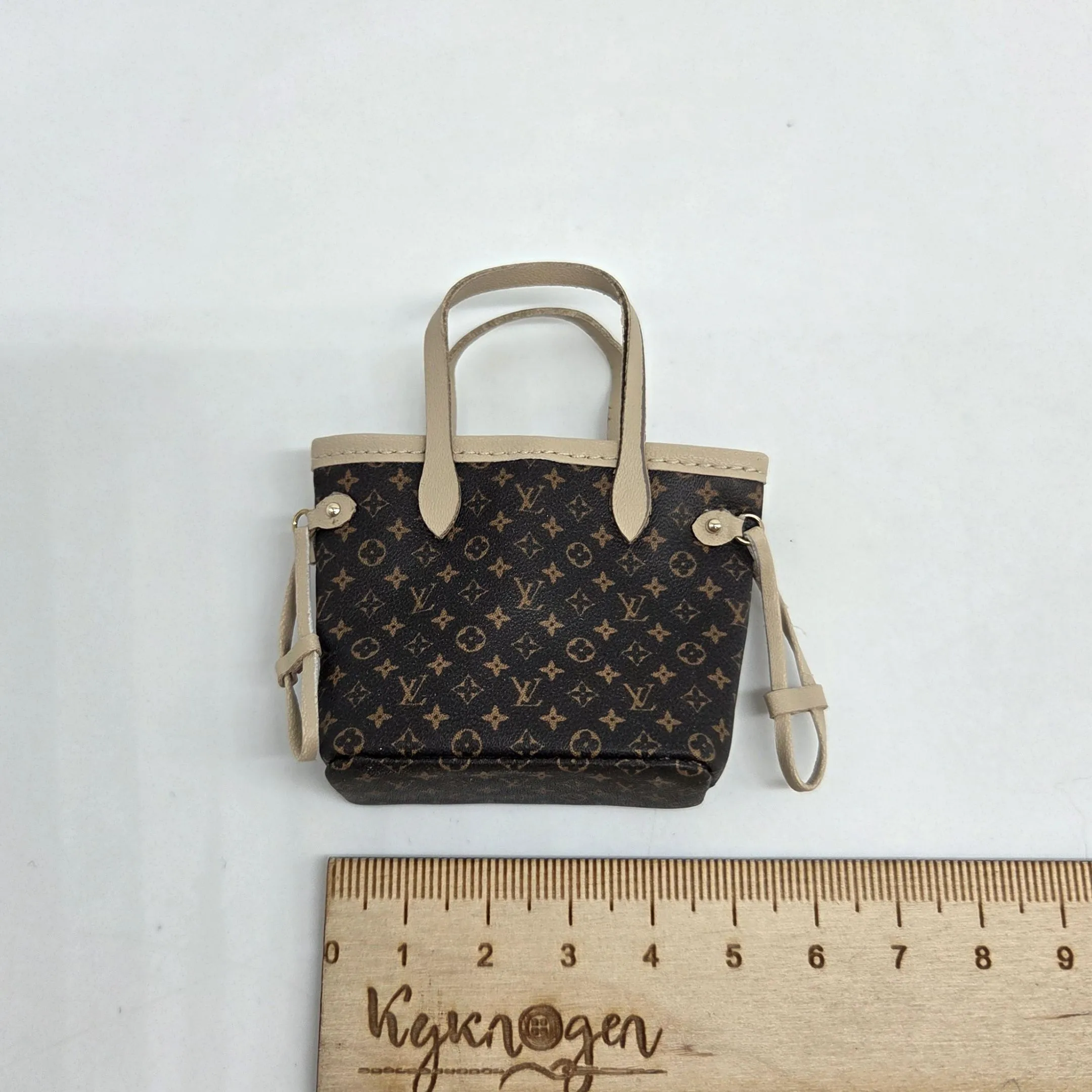 Сумка LV 4,5*6см цв.коричневый (04) С-146 для кукол | 1