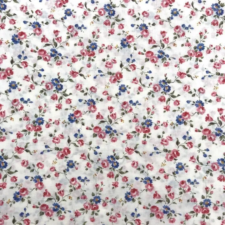 Корейский хлопок Розы с васильками 50*51см цв.белый 88-77 для кукол