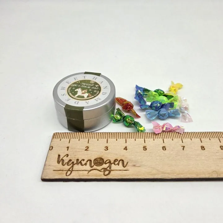 Миниатюрная жестяная подарочная баночка с конфетками для кукол 3,5*1,7см цв.зелёный 27916 для кукол