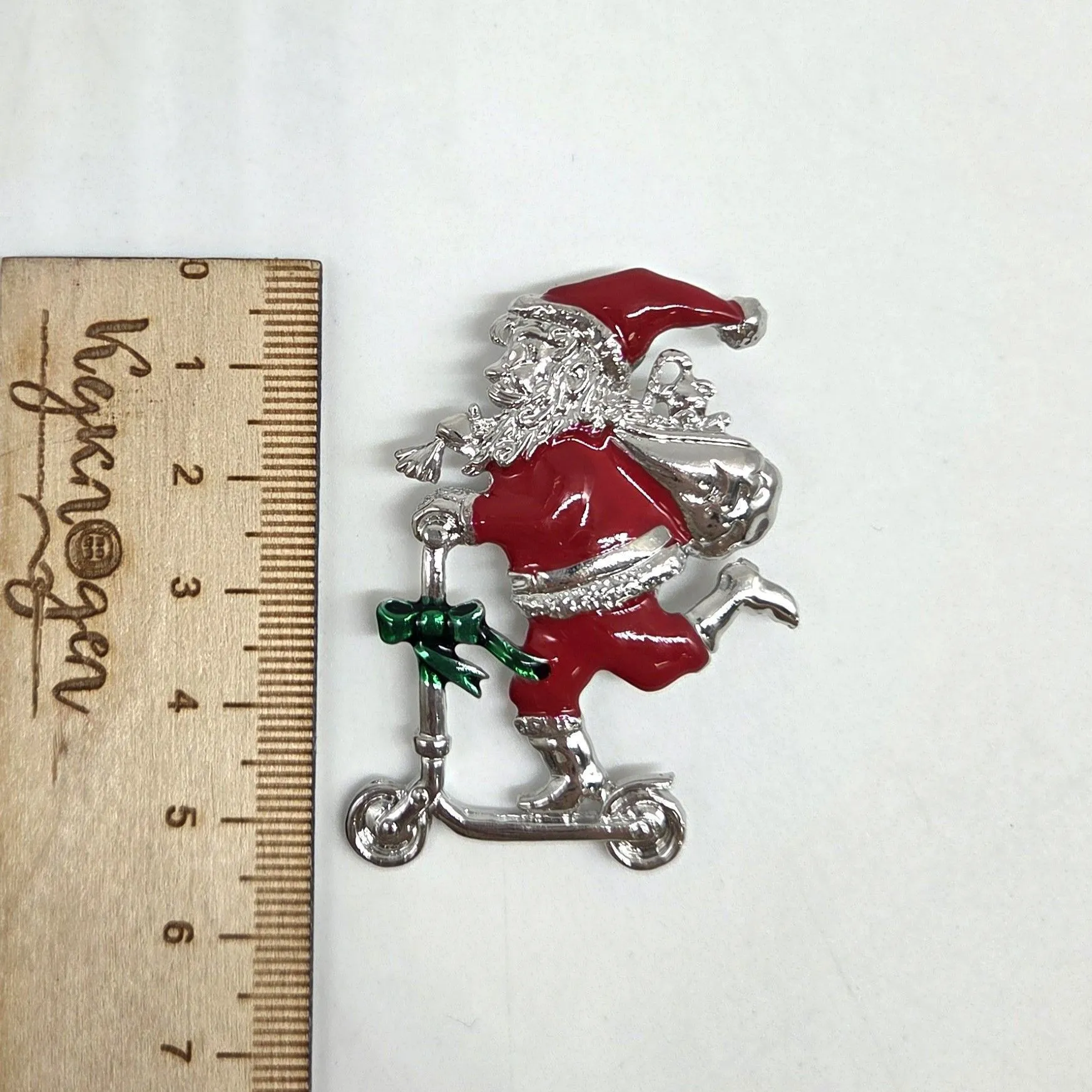 Брошь Санта на самокате 5,3*3,5см 27858 для кукол | 2