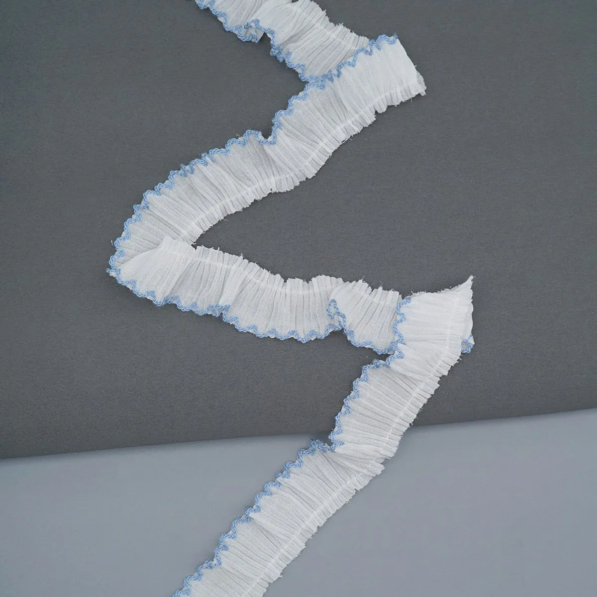 Кружево плиссированное шир.2,5см дл.1м цв.01 белый/голубой 7748767 для кукол | 1
