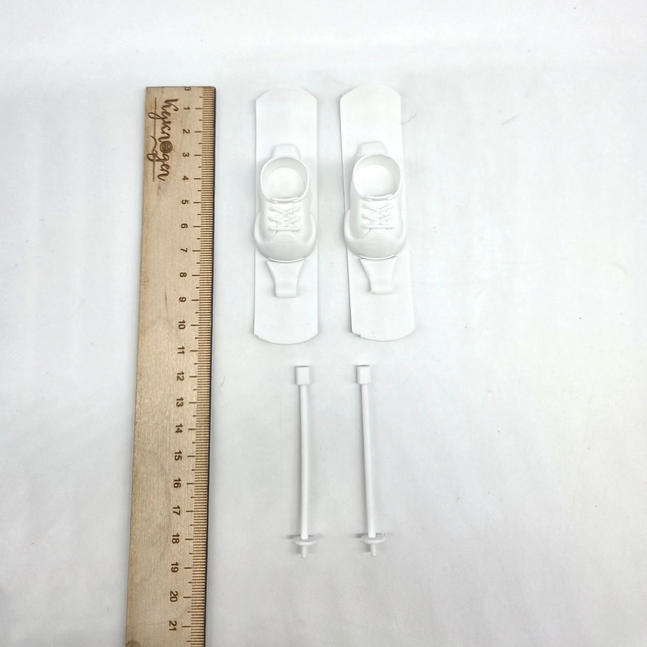 Лыжи с палками и ботинками для кукол (Лабубу 17см) цв.белый (02) 282 для кукол | 1