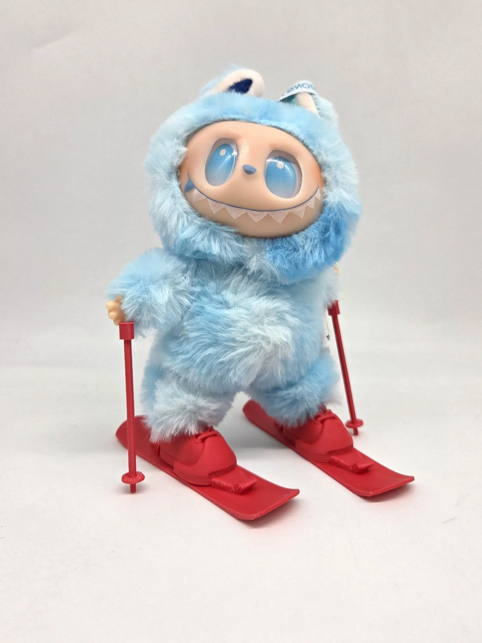 Лыжи с палками и ботинками для кукол (Лабубу 17см) цв.красный (05) 282 для кукол | 3