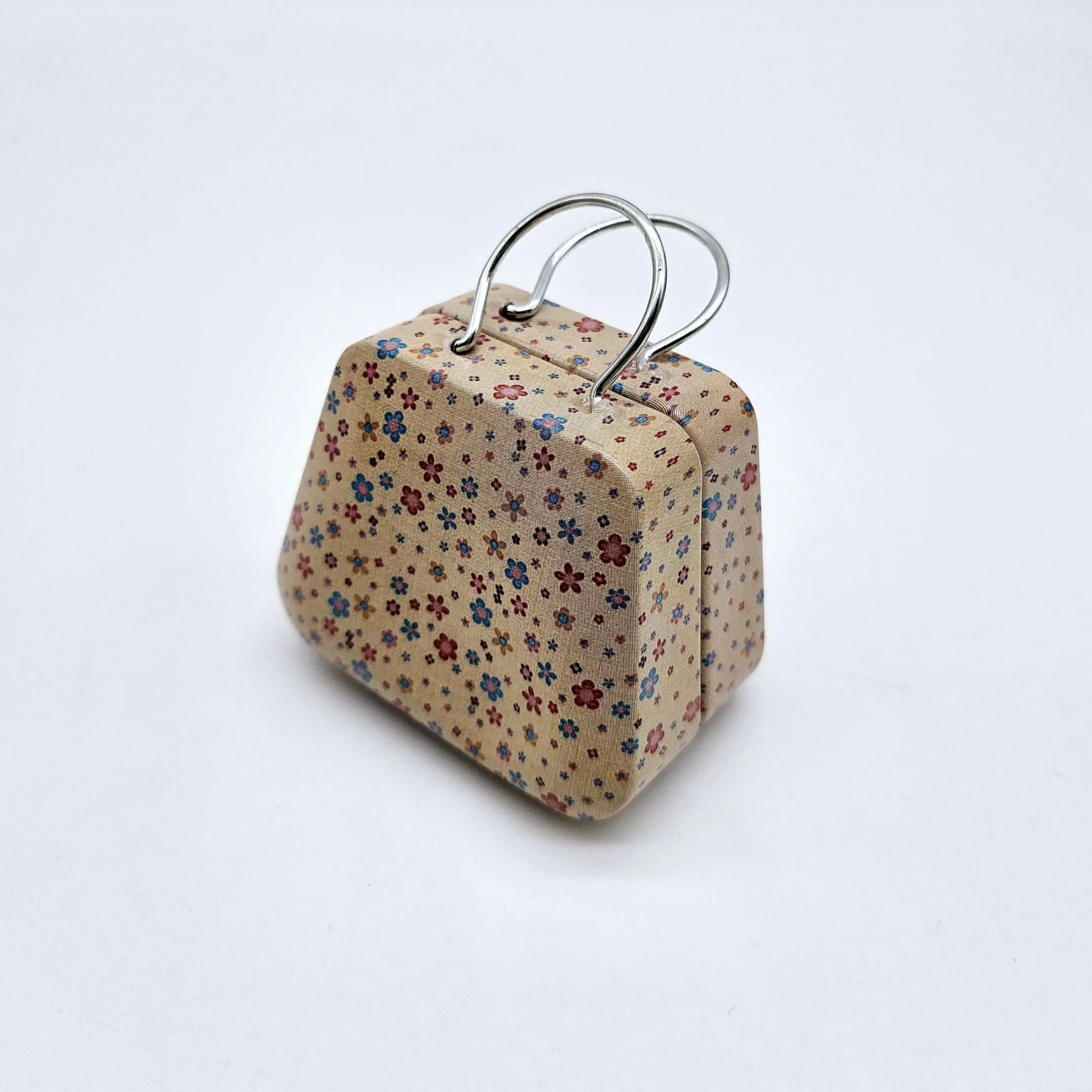 Металлическая сумочка для кукол С-72 цветок на бежевом УЦЕНКА (небольшая вмятина) для кукол | 1
